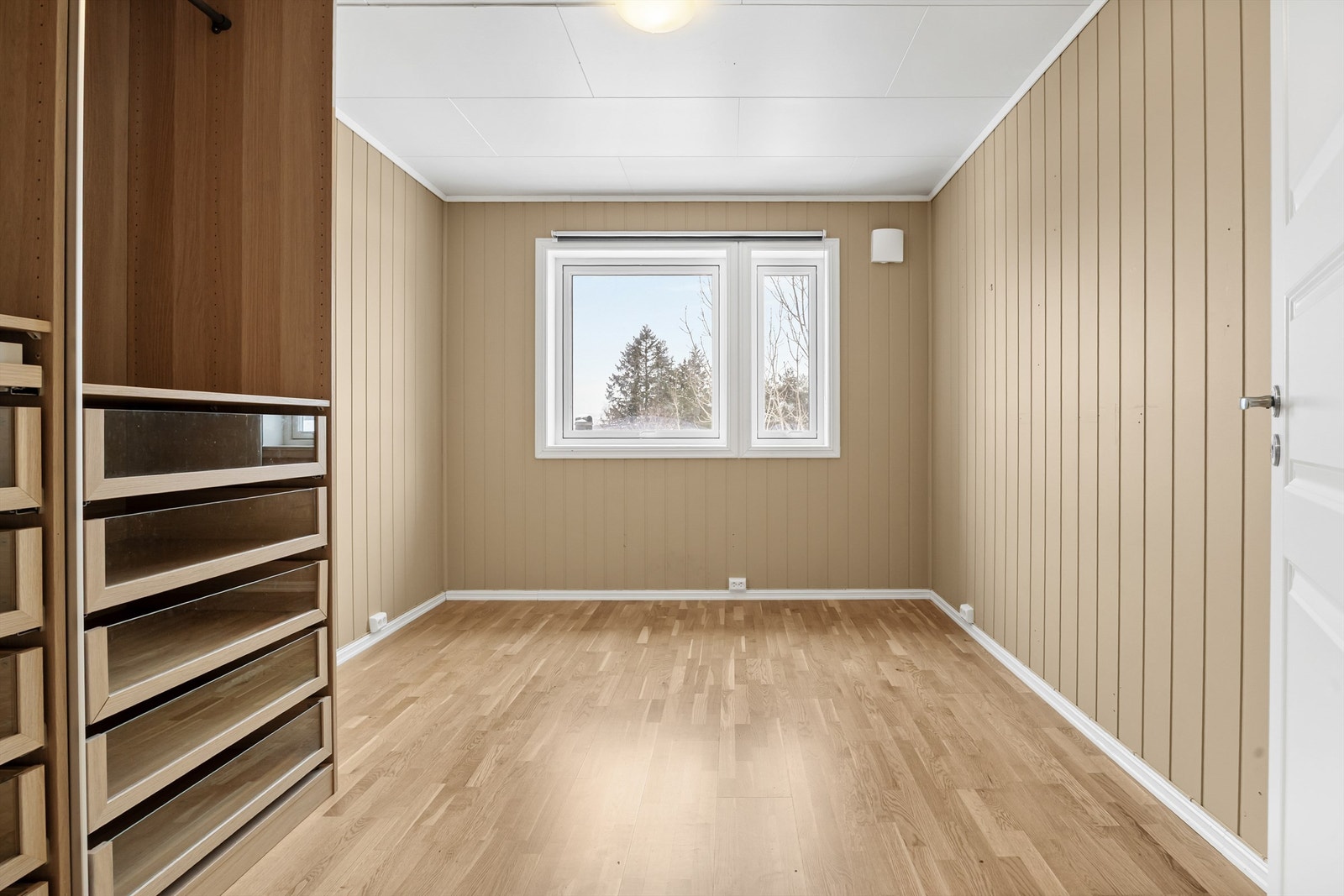 Soverom 1 med åpen garderobeløsning Galleribilde