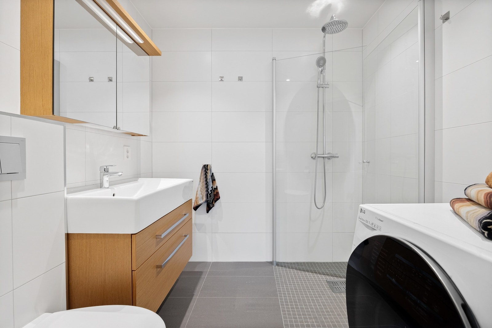 Pent flislagt bad fra 2018 med regnfallsdusj og gulvvarme Galleribilde