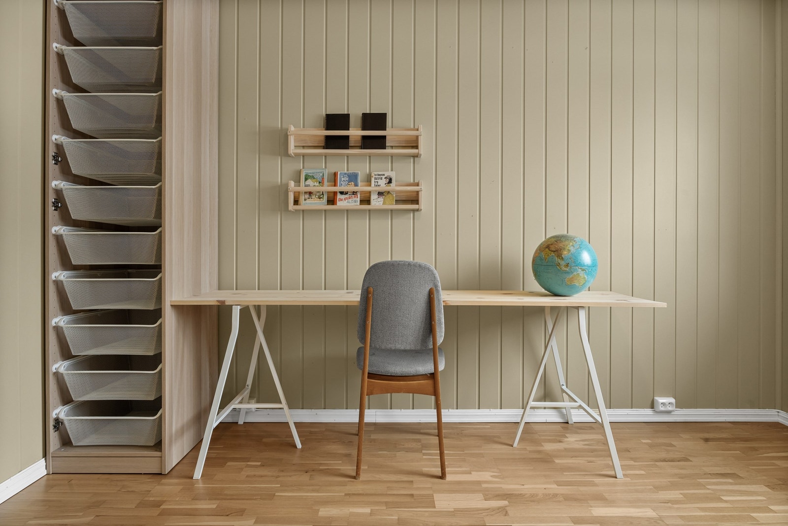 Soverom 2 med åpent garderobeskap Galleribilde