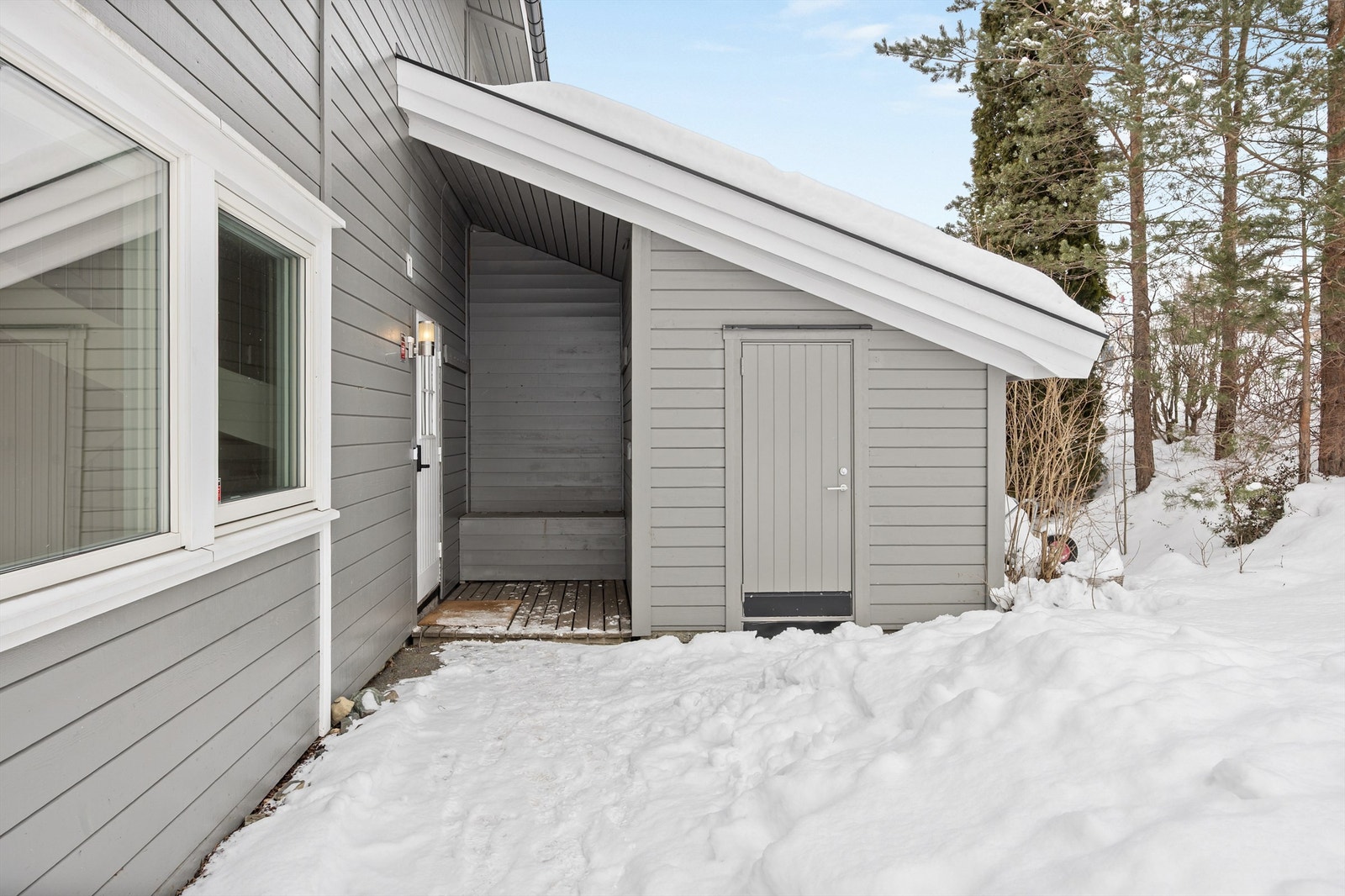 Adkomstvei til boligens overbygde inngangsparti i 1. etasje Galleribilde