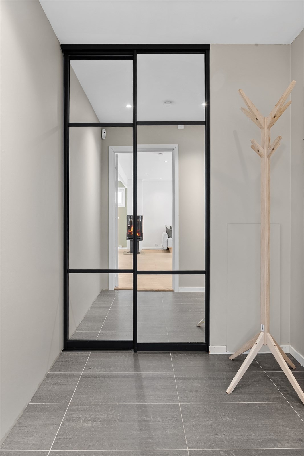 Innebygget skyvedørsgarderobe med speilfronter i gang (1. etasje) Galleribilde