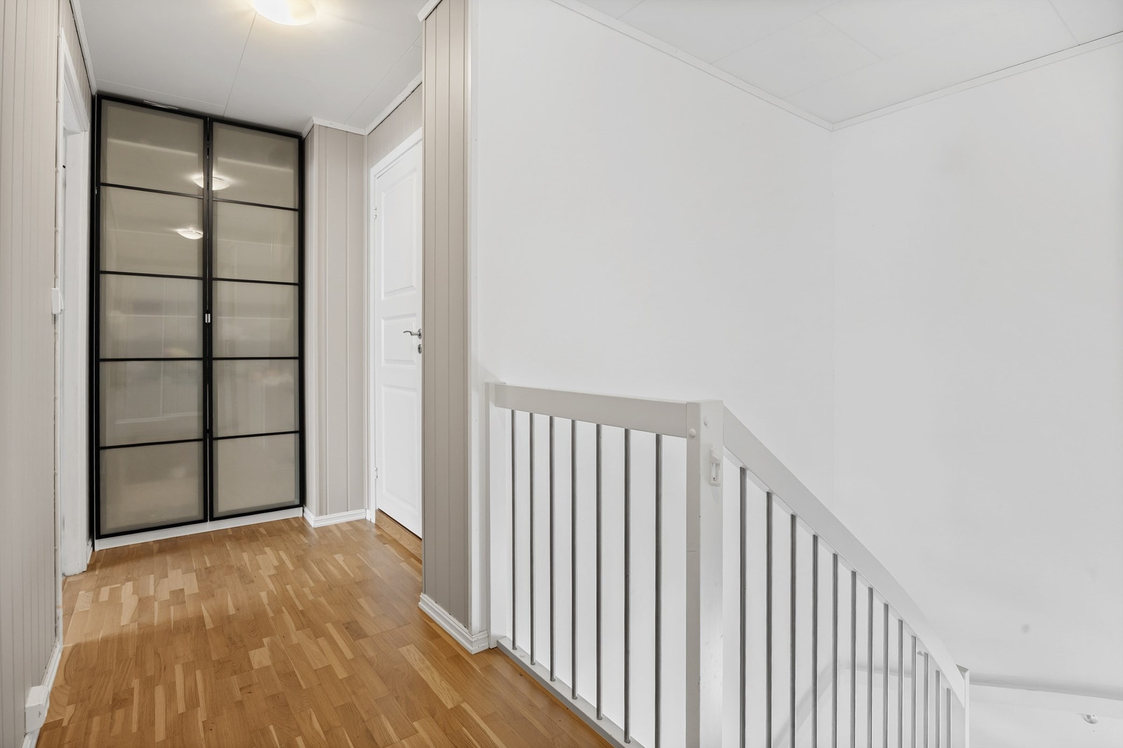 Innebygget garderobeskap med frostet glassfronter i gang (2. etasje) Galleribilde