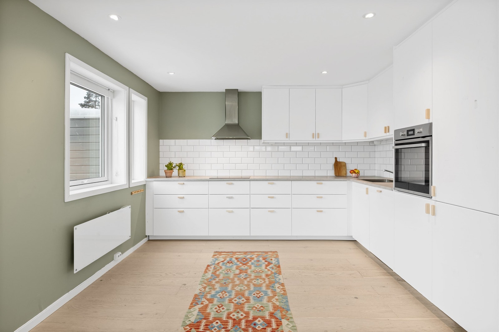 Moderne og stilren IKEA-kjøkkeninnredning fra 2019 med helintegrerte hvitevarer Galleribilde