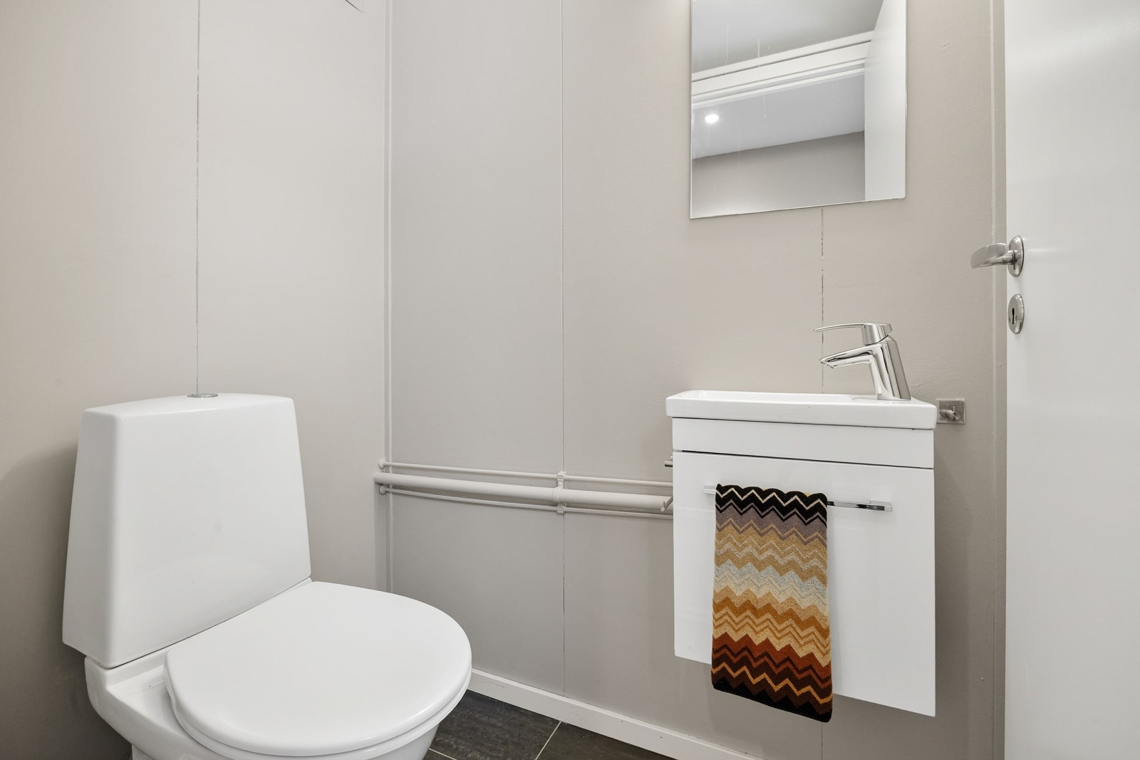 Praktisk toalettrom som ble oppgradert i 2018 Galleribilde