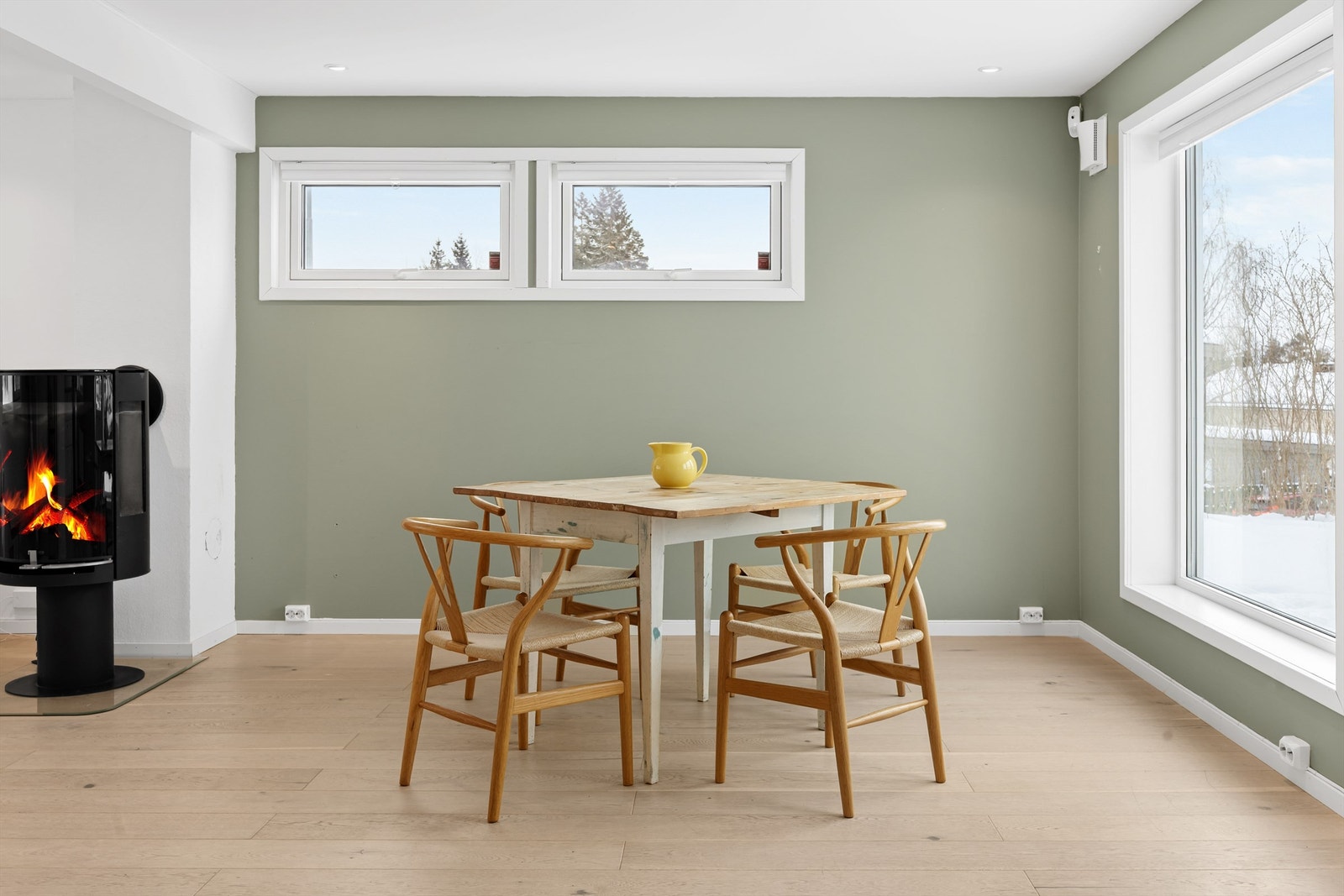 Rommet er gjennomgående og har godt med vindusflater langs tre yttervegger som gir godt med gjennomlys Galleribilde