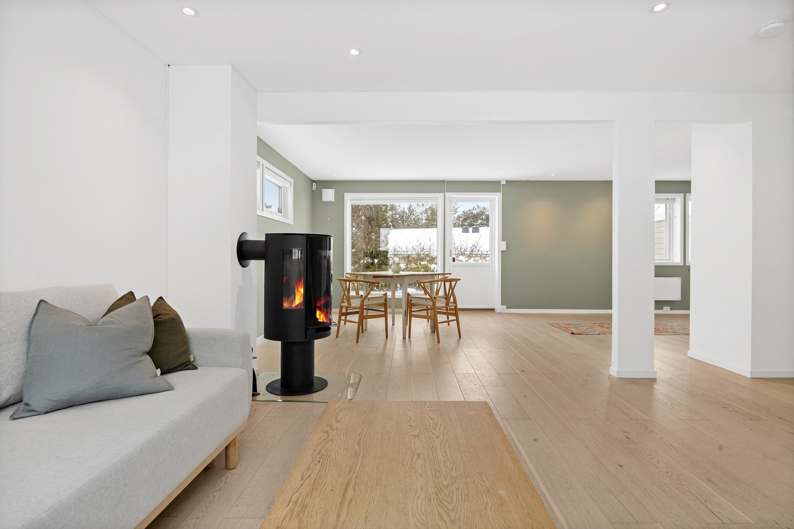 Frittstående peisovn fra 2019 med plate på gulv Galleribilde