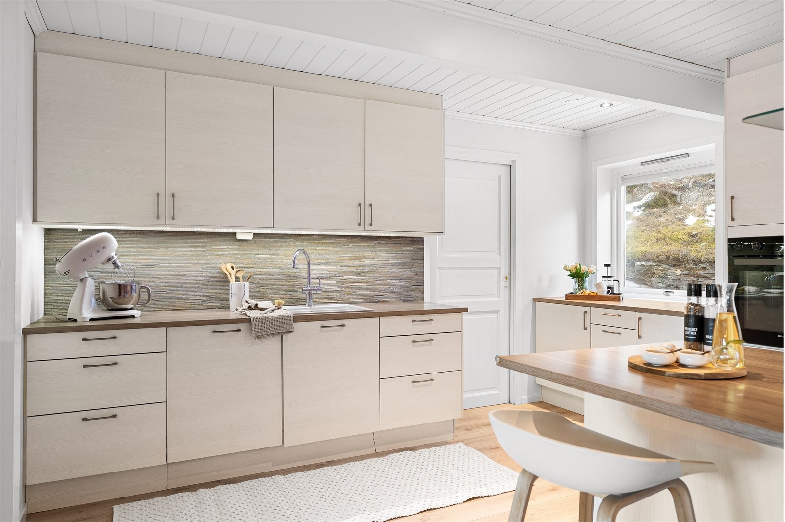 Kjøkkenet har integrerte hvitevarer som platetopp, avtrekksvifte, ny oppvaskmaskin fra 2026, ny stekeovn fra 2024 og kjøl/fryseskap. Galleribilde