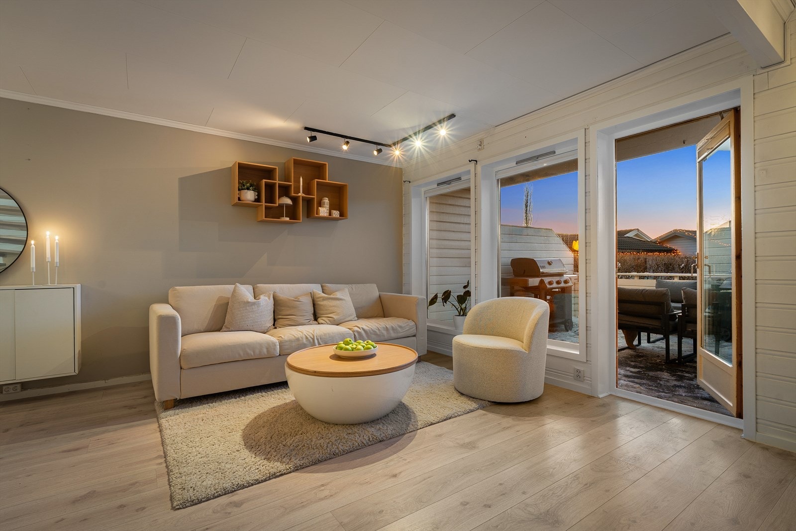 Stuen har flere soner og utgang til terrasse med gode solforhold på ettermiddag og kveld. Galleribilde