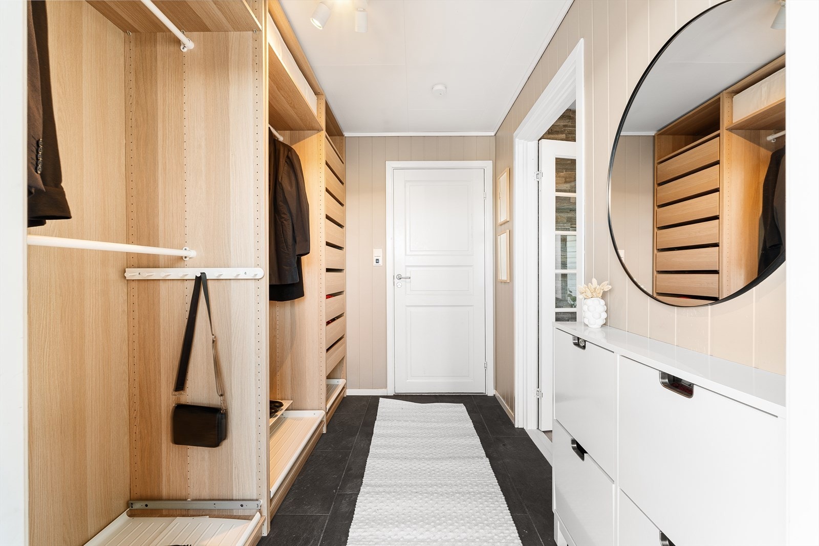 Flott inngangsparti med rikelig av oppbevaringsmuligheter for klær og sko. Praktisk beliggende bad i nærhet av ytterdør Galleribilde