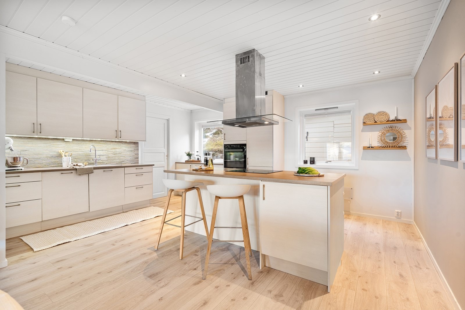 Planløsningen gjør at man kan kokkelere samtidig som man kommuniserer med gjestene, slik at man får en veldig god bruksverdi av både kjøkken og spisestue Galleribilde