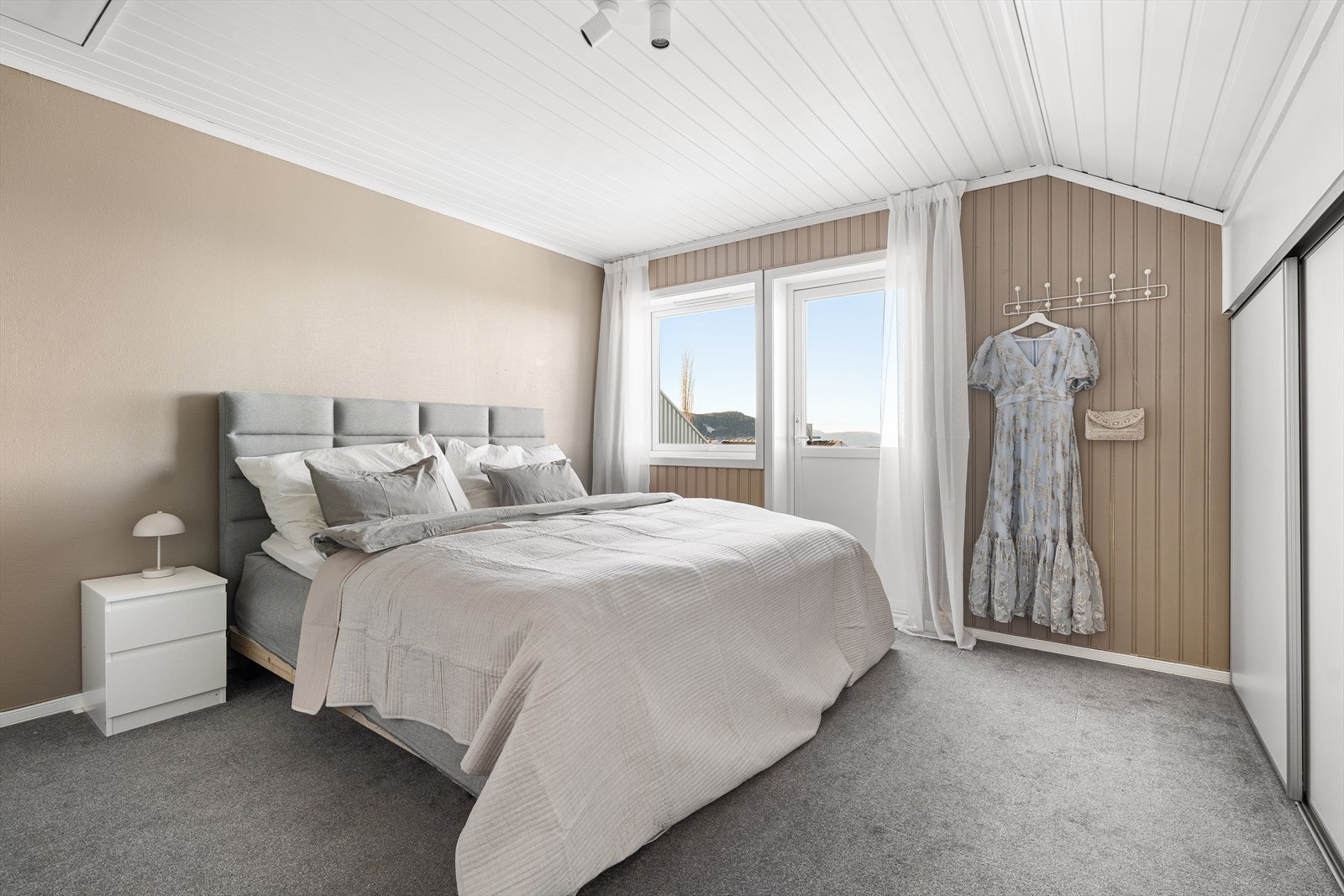 På soverommet er det utgang til balkong, samt praktisk skyvedørsgarderobe fra 2024 Galleribilde