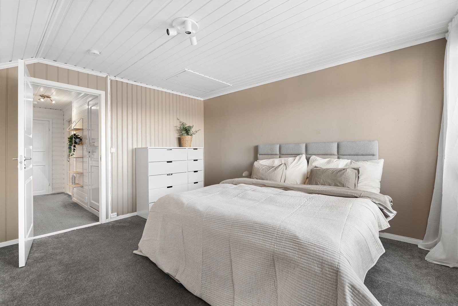 Flott soverom på 15m² med plass til ønsket sengestørrelse, innredet med gulvteppe. Det er også takluke opp til loft. Galleribilde