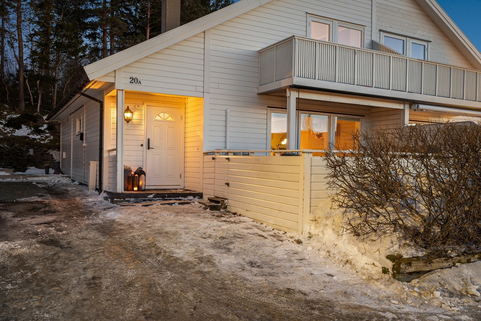 Man er omkranset med eget hageparti og opparbeidet platting som strekker seg til bak boligen. Galleribilde