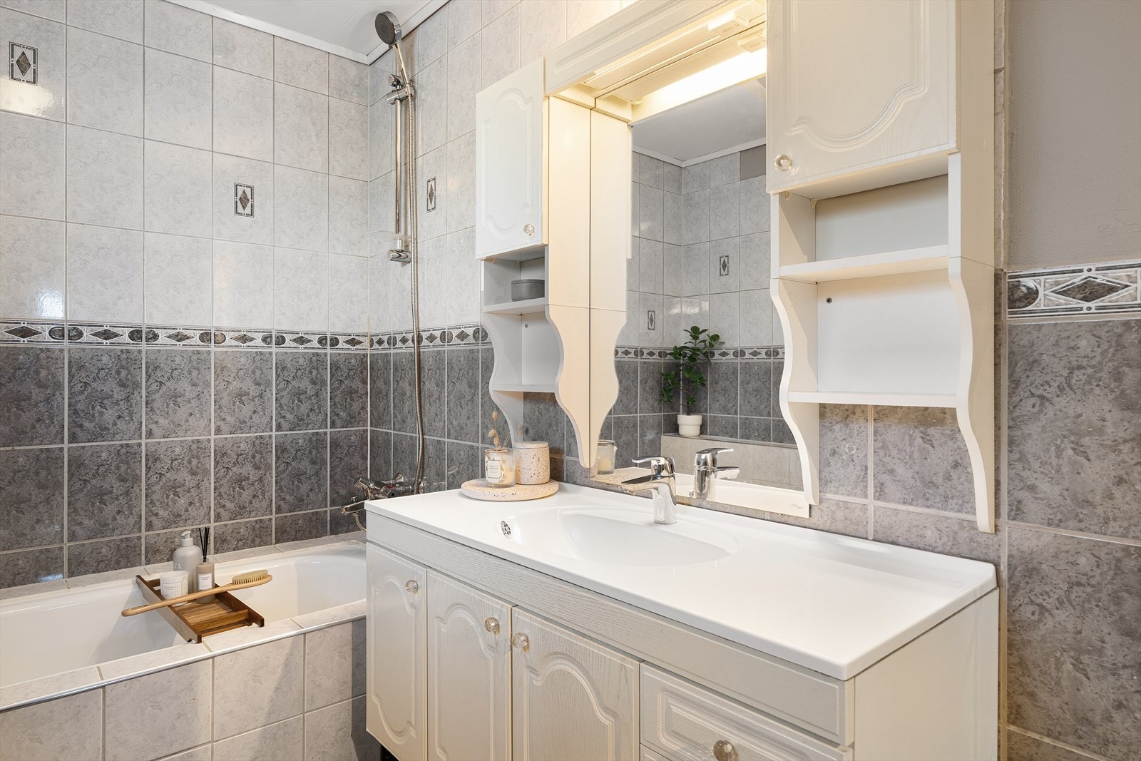 Flisbelagt vegger og gulv. Badekar som ofte blir populært for både store og små Galleribilde