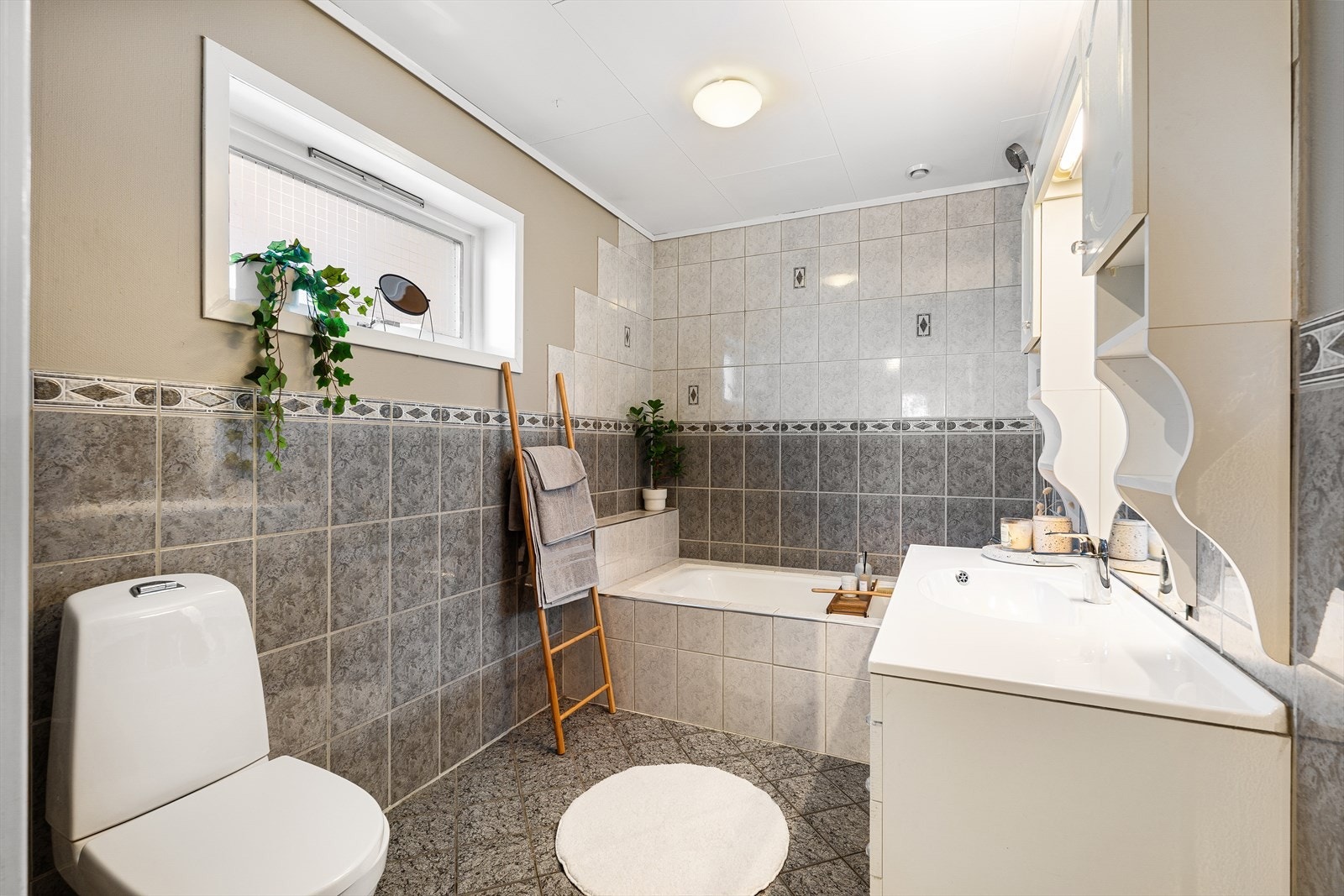 Romslig bad i 1. etasje på 6m² med rikelig med plass i baderomsinnredning. Nytt toalett fra 2024 Galleribilde