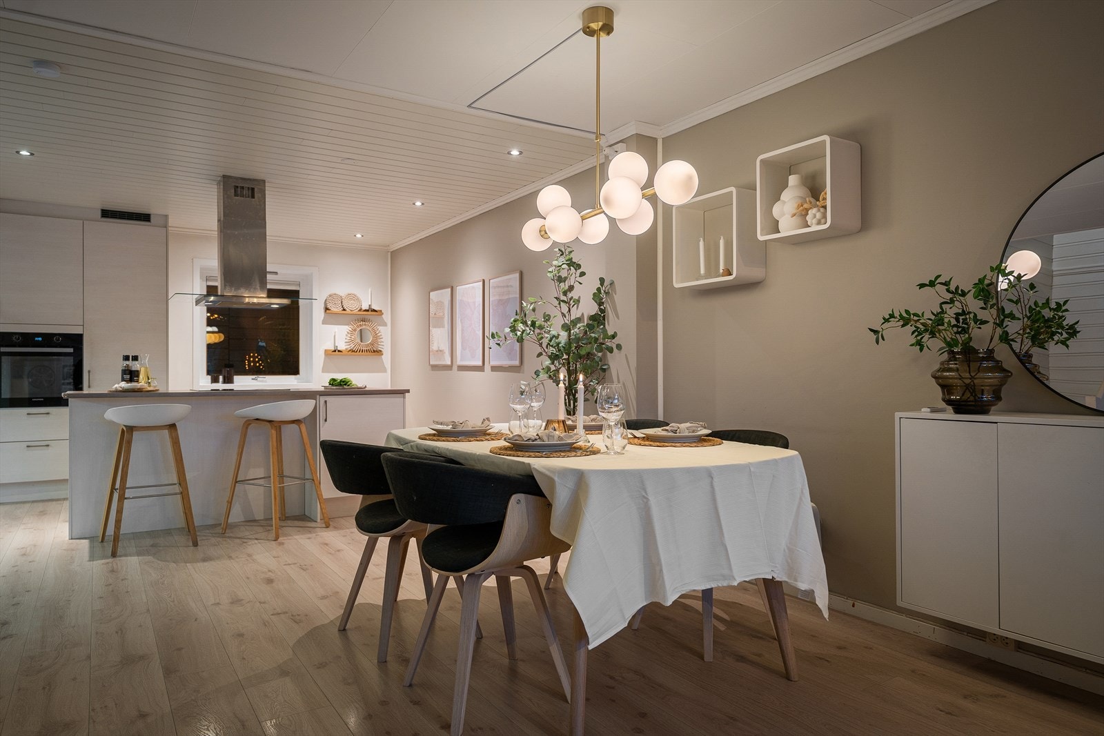 Her er det god plass til stort spisebord. Praktisk løsning med barkrakker til kjøkkenøy Galleribilde