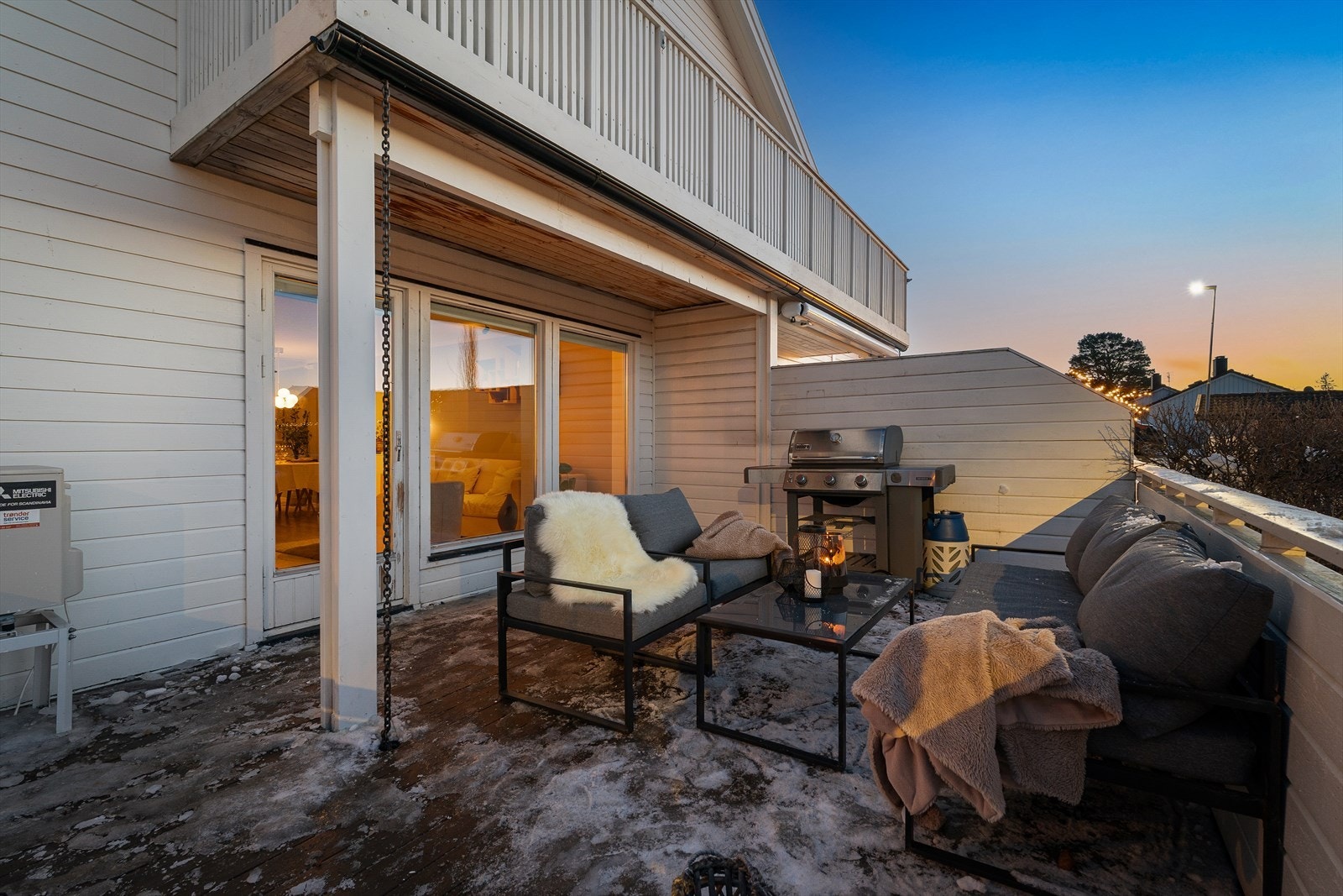 Boligen har flotte uteareal både på front- og bakside med god plass til ønsket møblering Galleribilde