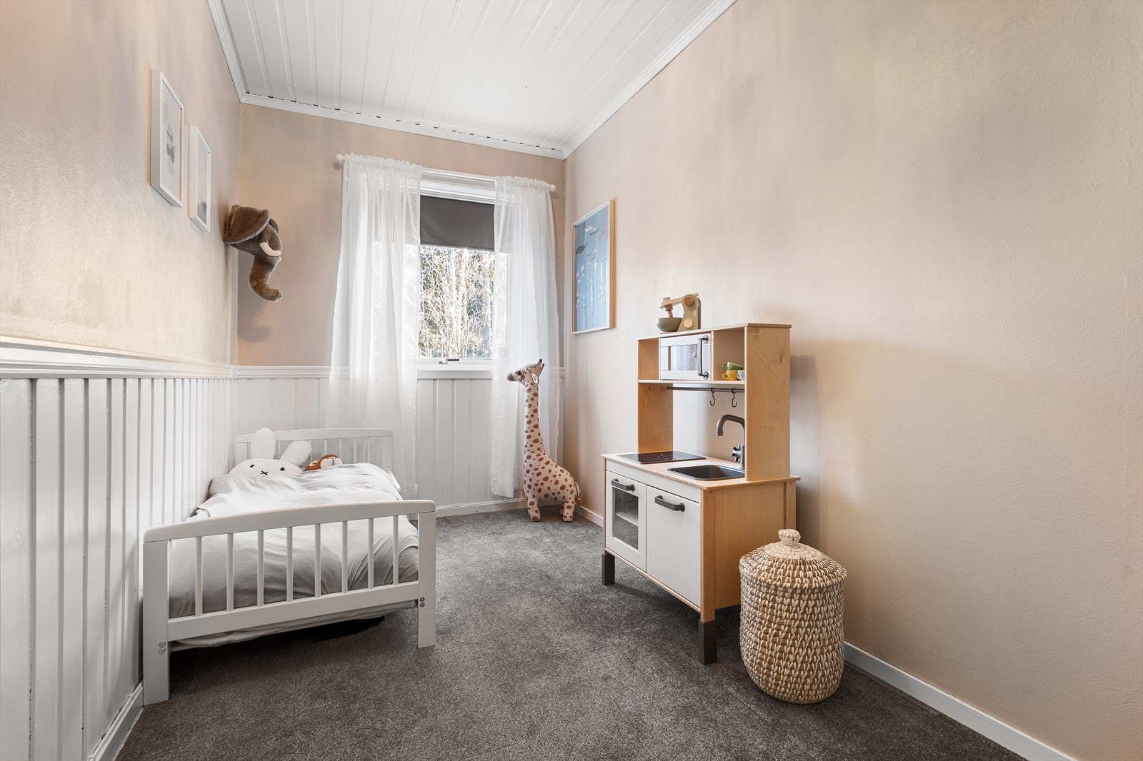 Soverom på 7,9m² med behagelig gulvteppe Galleribilde