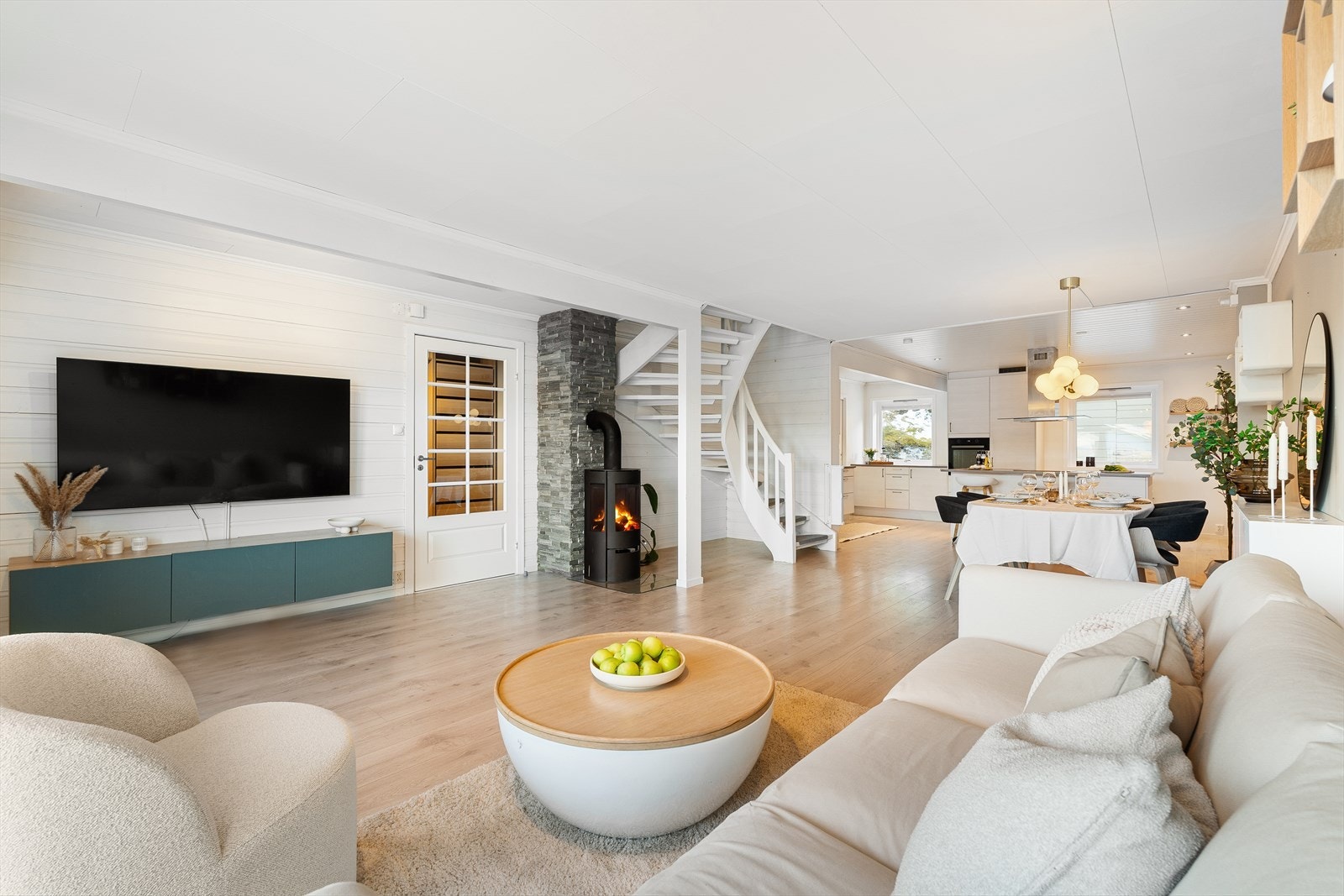 Meget flott åpen stue/kjøkkendel med plass til både romslig sofakrok og stort spisebord Galleribilde