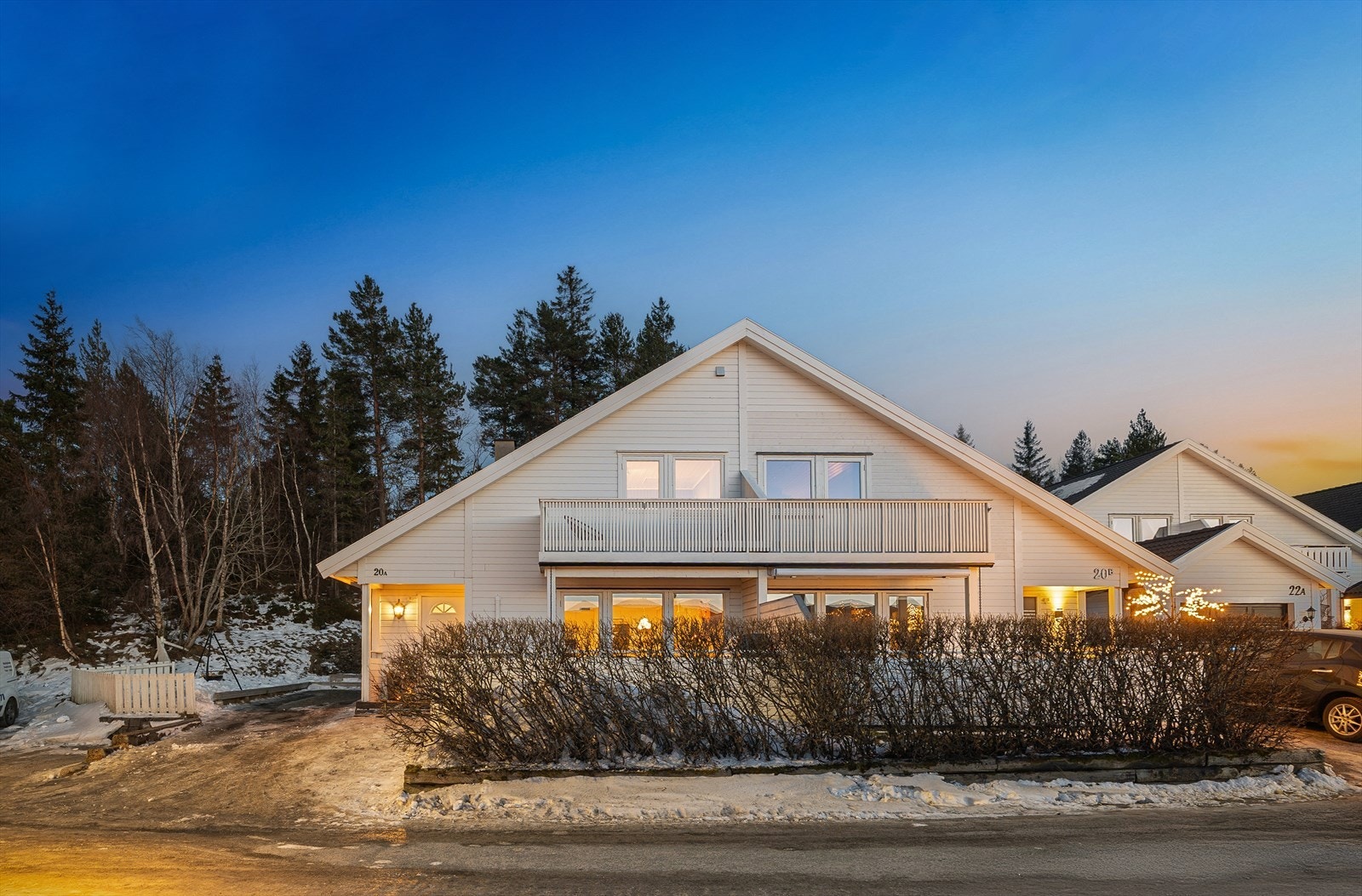 Boligen ligger i et meget barnevennlig boområde med kort veg til Vikhammeråsen grendaskole(1-4 trinn) og Planetringen barnehage. Galleribilde