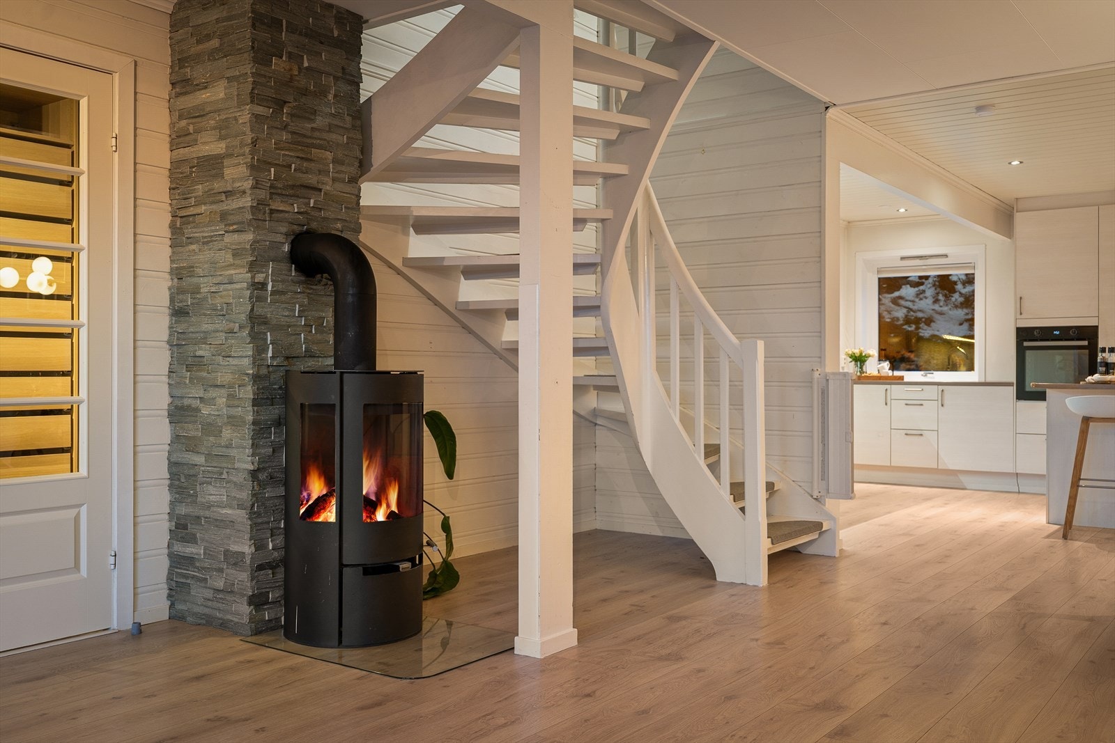 Lys og trivelig stue med vedovn som gir en behagelig varme på kald årstid Galleribilde