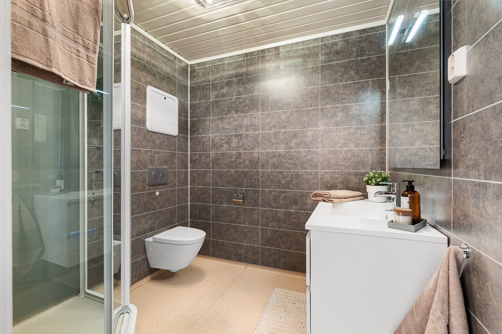 Flott bad på 4,6m² med varme i gulv. Det er lagt opp til rør-i-rør ifm. opparbeiding av badet. Galleribilde