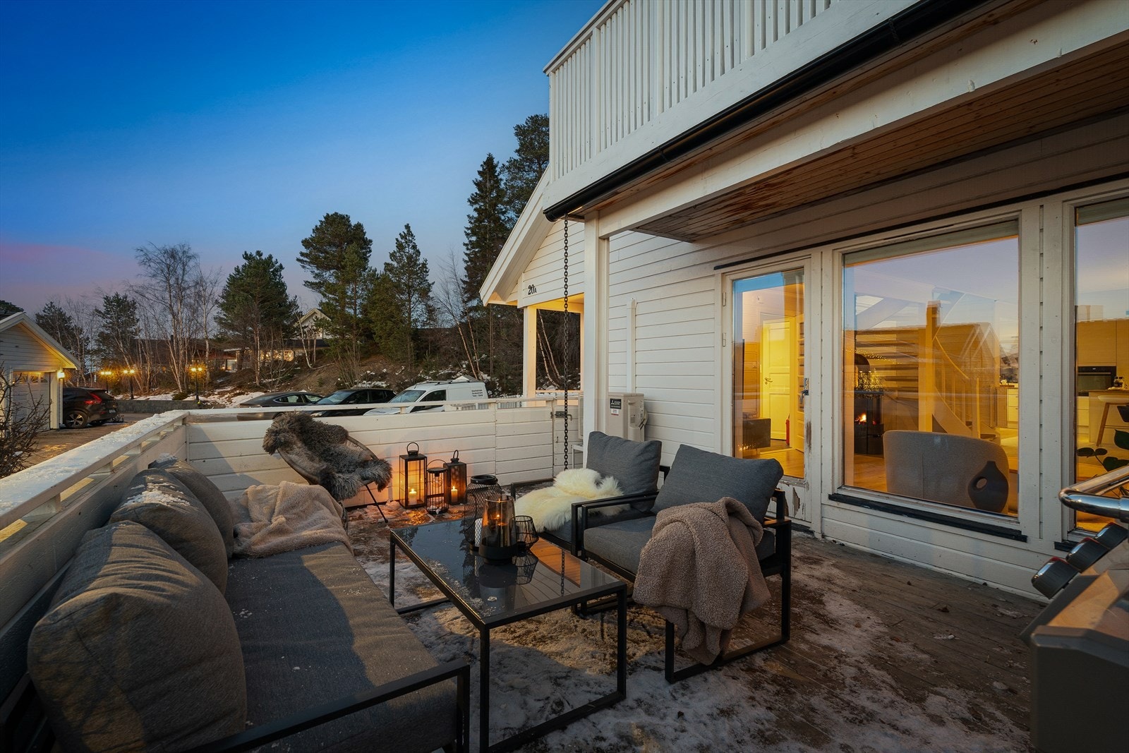 Romslig uteareal med gode solforhold fra morgen til kveld Galleribilde