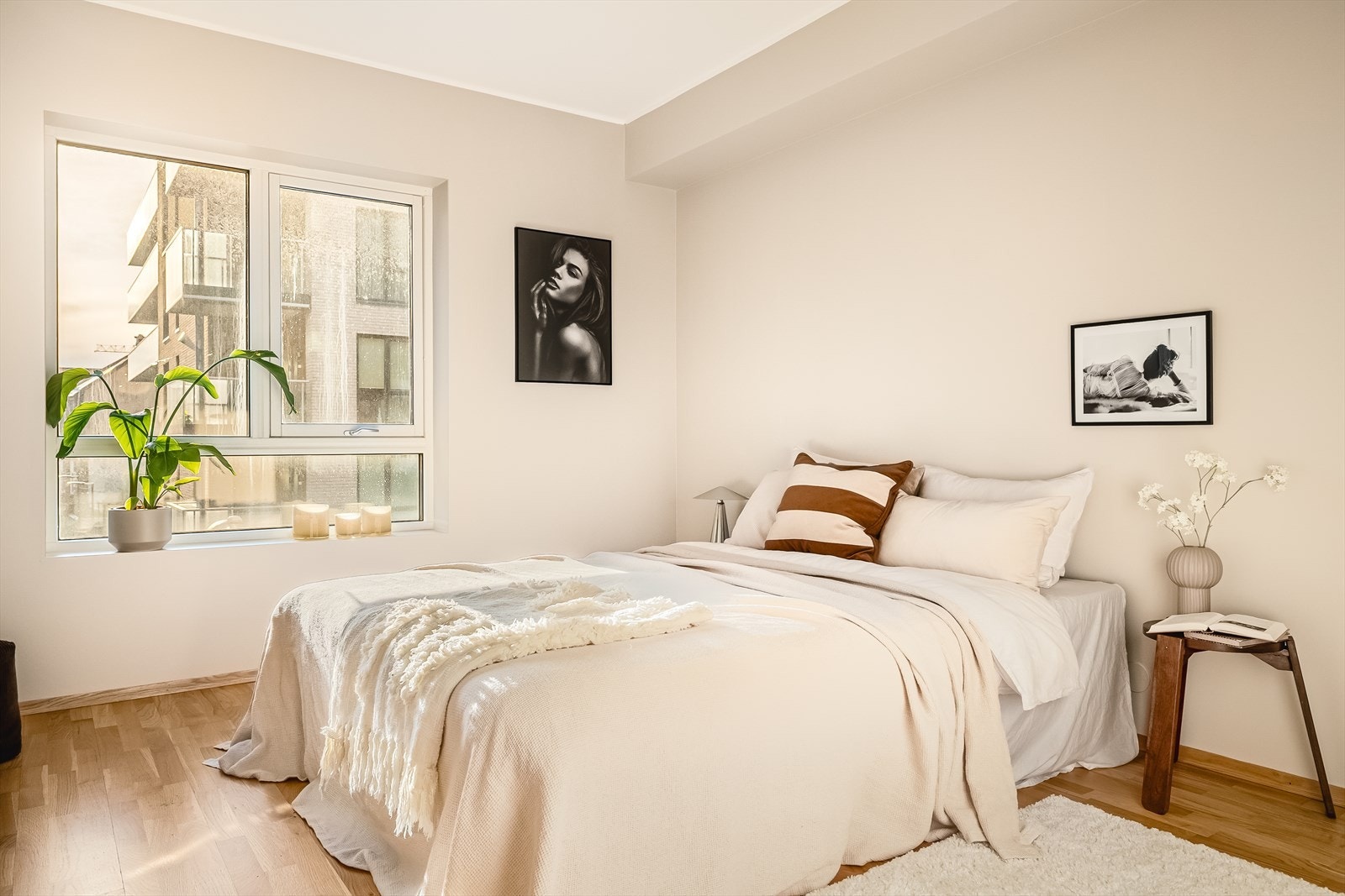 Leiligheten har to soverom på henholdsvis 7,7 og 12,7 kvm, to stilfulle rom som begge har plass til dobbeltseng og gir fleksible muligheter. Galleribilde