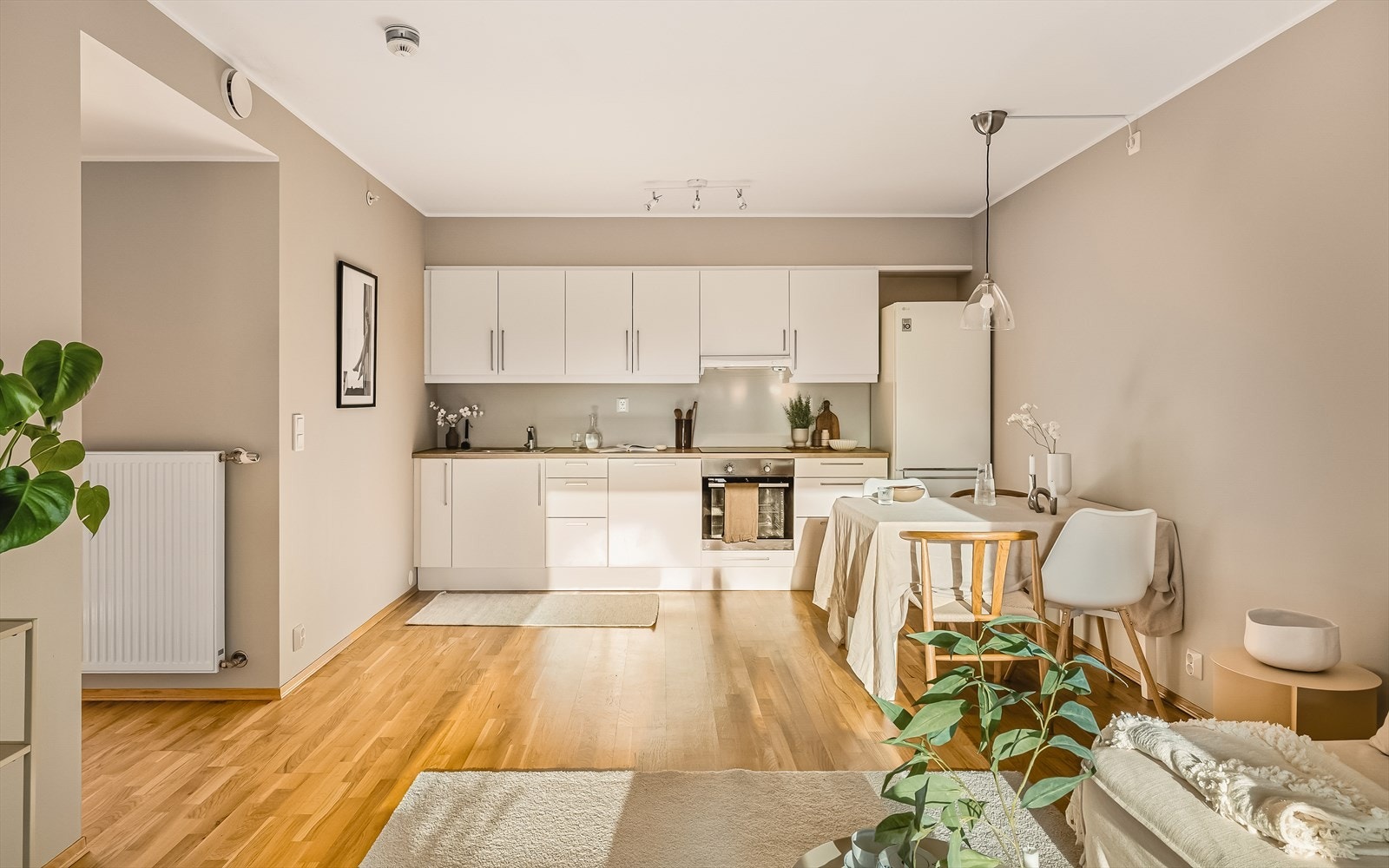 Leiligheten har balansert ventilasjon med varmegjenvinning. Dette er et innendørs ventilasjonssystem som sørger for at ny, frisk, filtrert og oppvarmet luft føres inn i leiligheten. Galleribilde