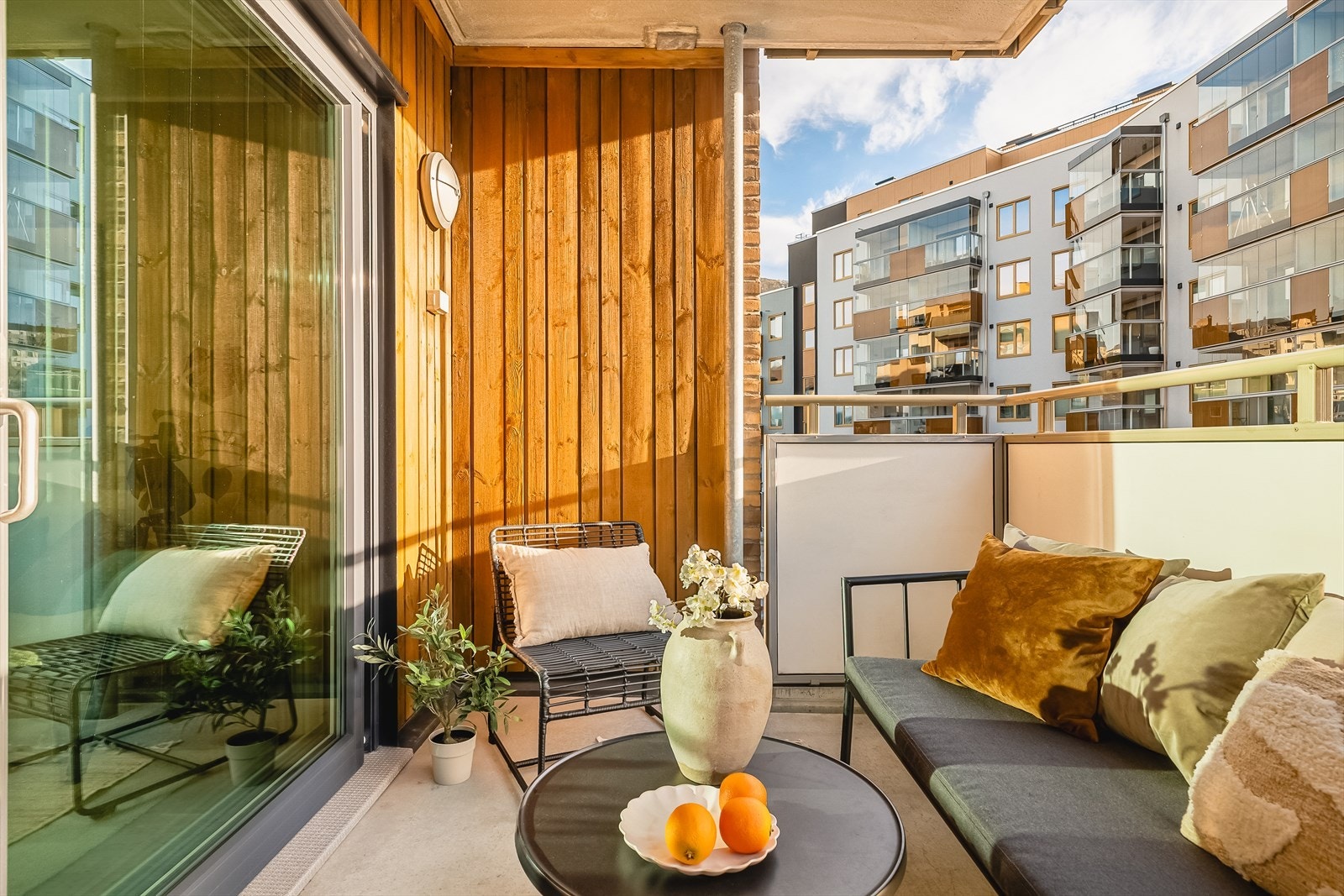 Utgang til sørvendt og overbygd balkong på 7,2 kvm med utsikt over nærområde og oppover mot Ulriken. Galleribilde