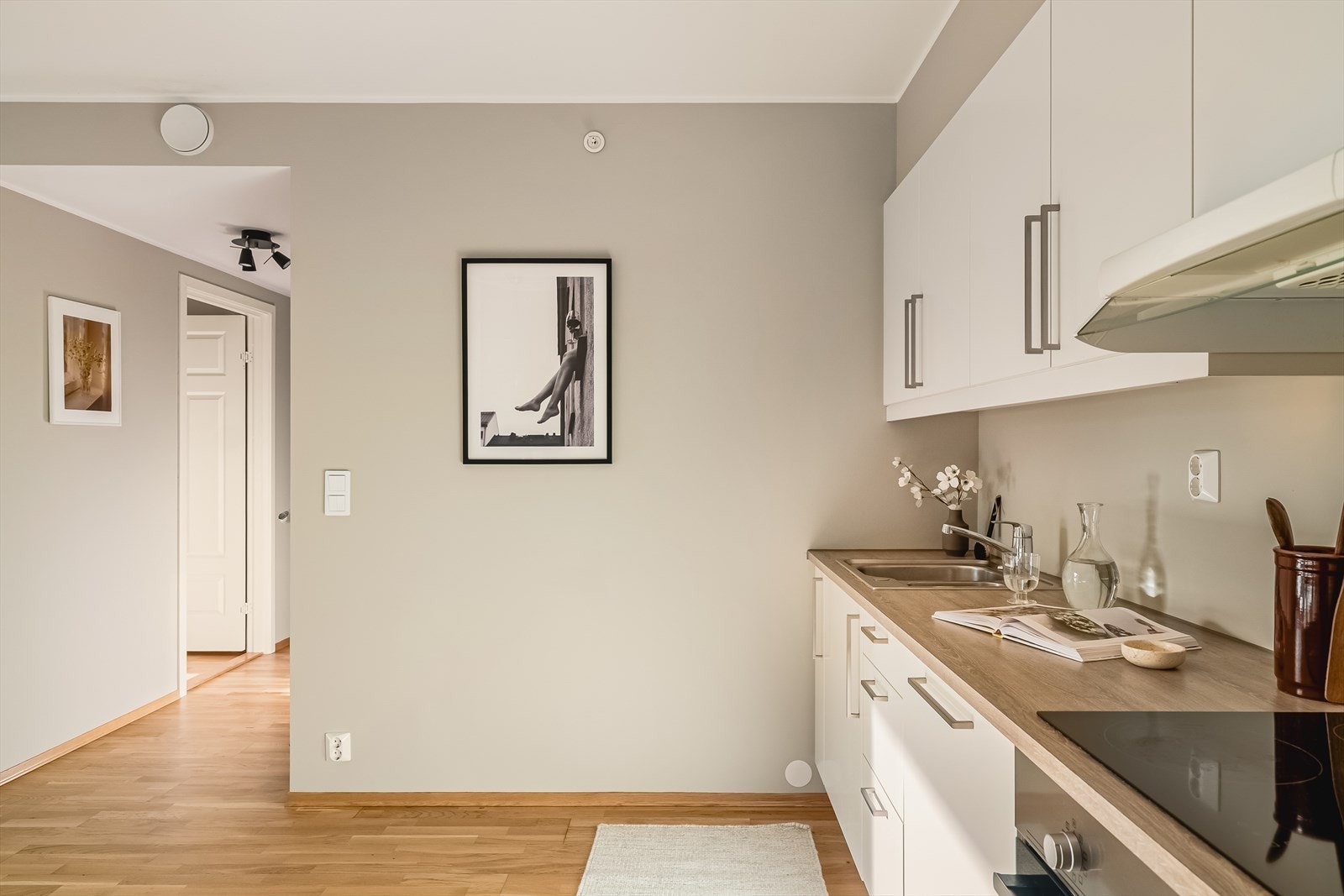 Videre medfølger integrerte hvitevarer bestående av stekeovn og induksjonstopp fra Electrolux, samt oppvaskmaskin fra Bosch (2023). For økt sikkerhet og trygghet er kjøkkenet utstyrt med både komfyrvakt og Aquastop. Galleribilde