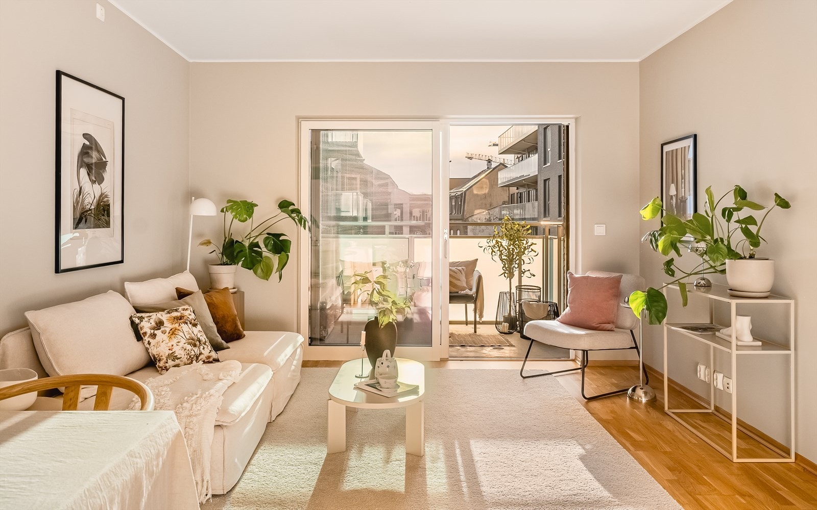 Leiligheten fremstår med solide materialvalg og et gjennomgående tidløst uttrykk. I 2026 ble samtlige vegger i leiligheten malt. Galleribilde