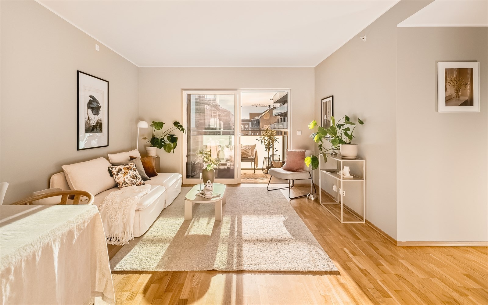 Lys og funksjonell stue- og kjøkkenløsning i åpen utførelse med et samlet areal på 22,9 kvm. Rommet fremstår innbydende med trestavs eikeparkett på gulv, samt malt platekledning og malt betong på vegger og i himling, som gir et moderne uttrykk. Galleribilde