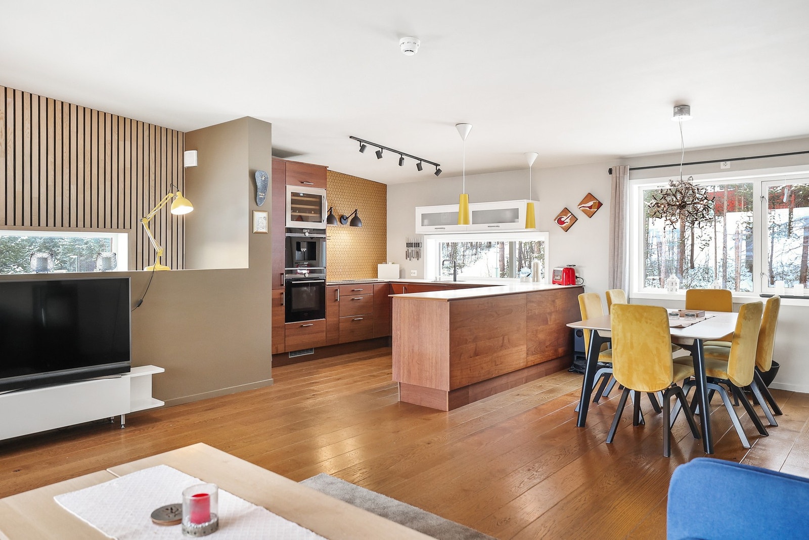 Kjøkkenet har innredning fra Sigdal med integrert stekeovn, platetopp, oppvaskmaskin, kaffemaskin, vinkjøleskap og kjøleskap med fryser. Galleribilde