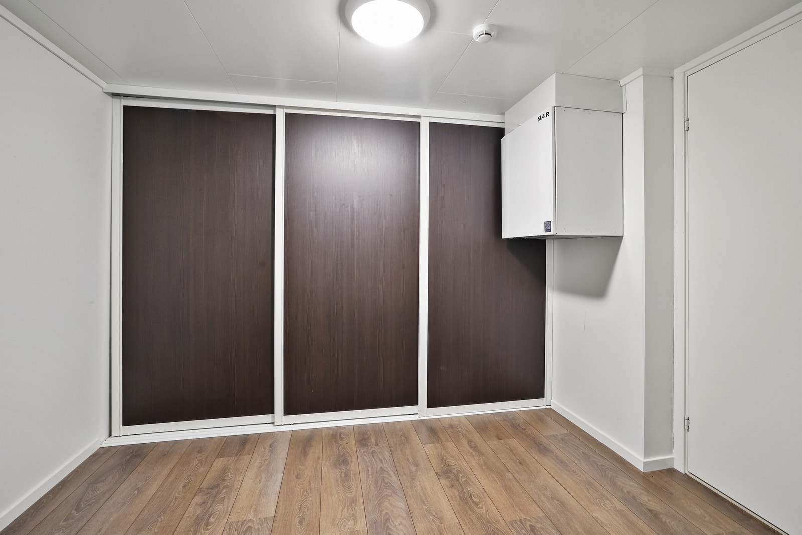 Gangen i underetasjen sørger for godt med oppbevaringsmuligheter i skyvedørsgarderoben. Galleribilde