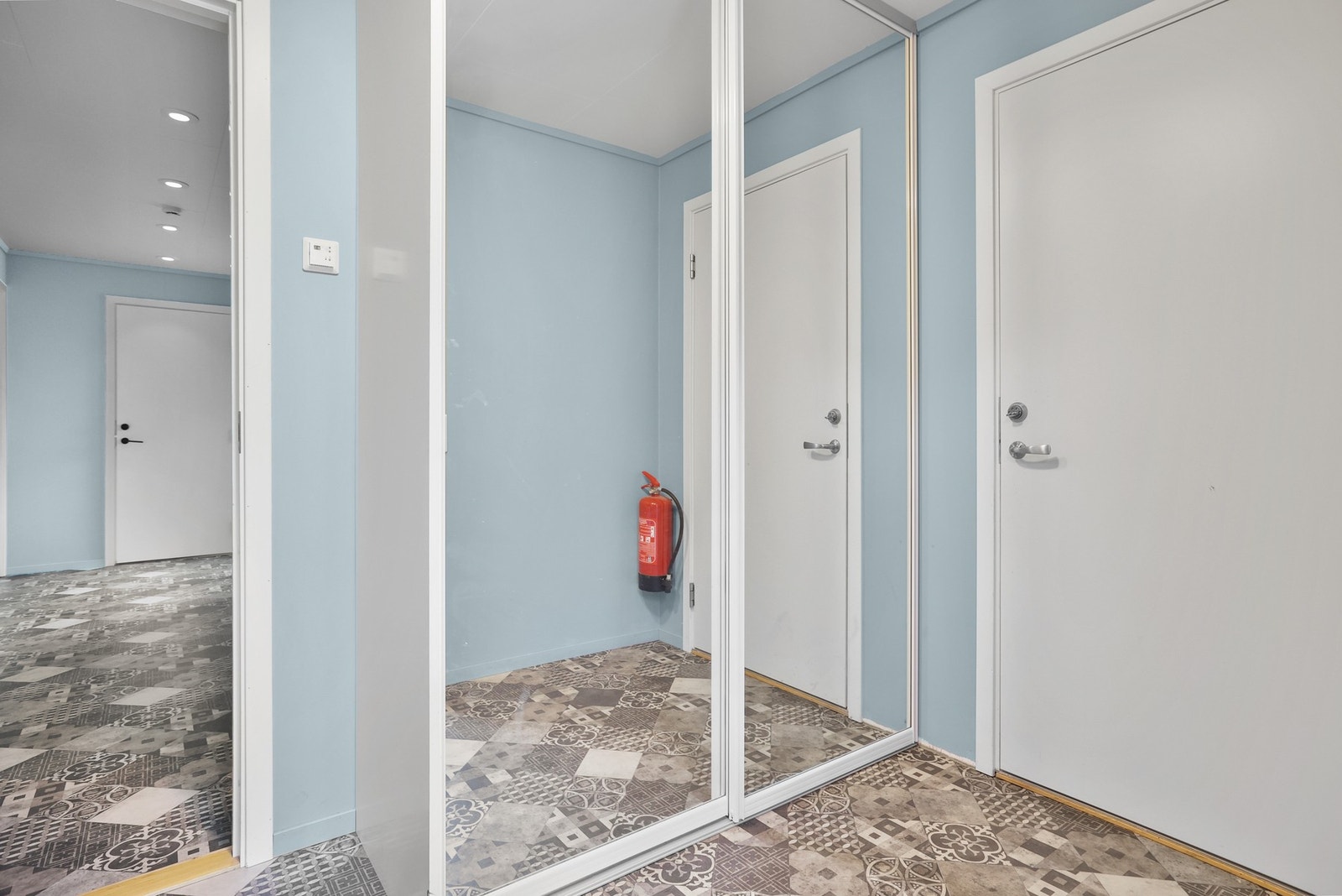 Entreen er lys og har oppvarming med gulvvarme. Fra entrèen er det også enkel adkomst til garasjen. Galleribilde