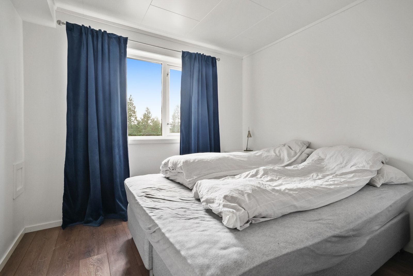 Soverommet i utleiedelen er lyst og har store vindusflater som sørger for godt med naturlig lysinnslipp. Galleribilde