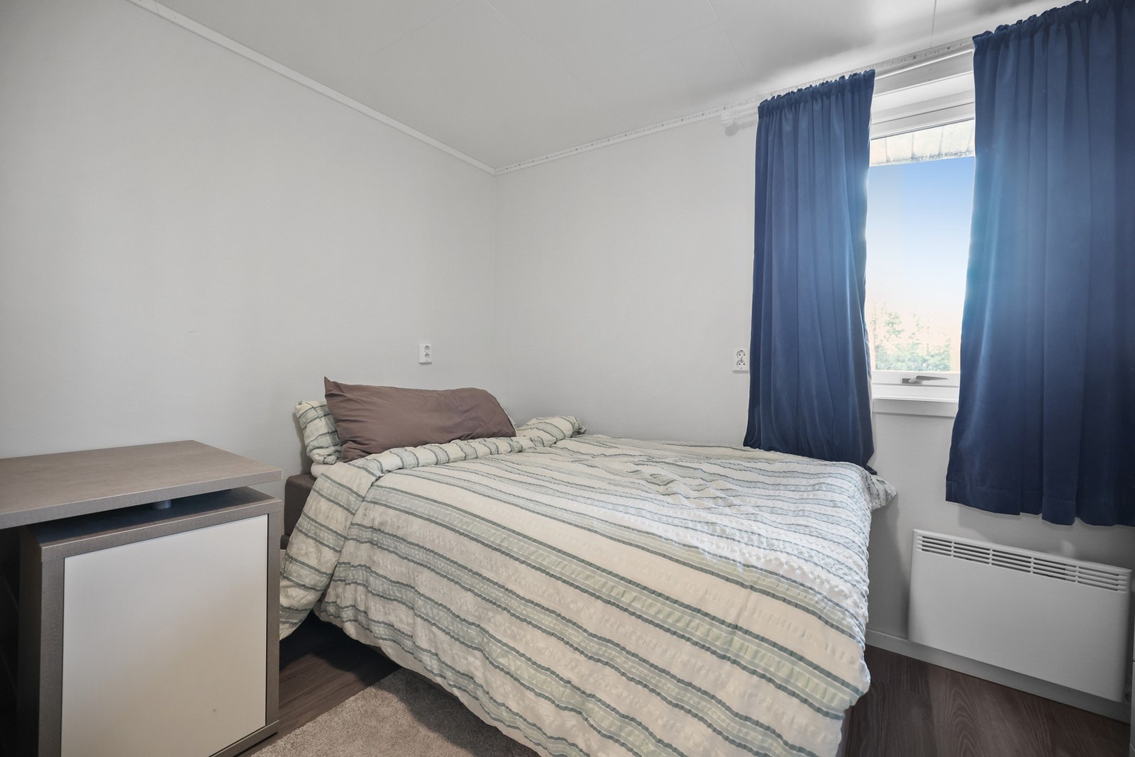 Soverommet i underetasjen er av fin størrelse og har plass til seng, skrivebord og diverse annet møblement. Galleribilde