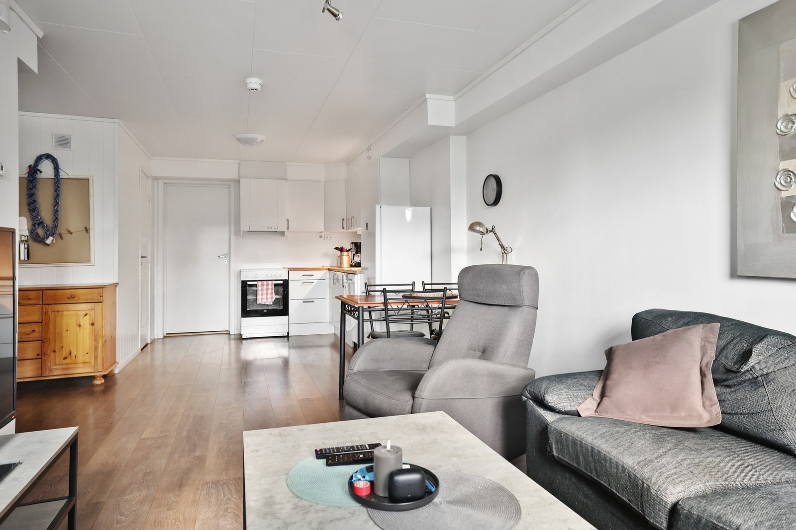 Det er åpen løsning mellom stue og kjøkken, noe som gir en luftigere romfølelse. Galleribilde