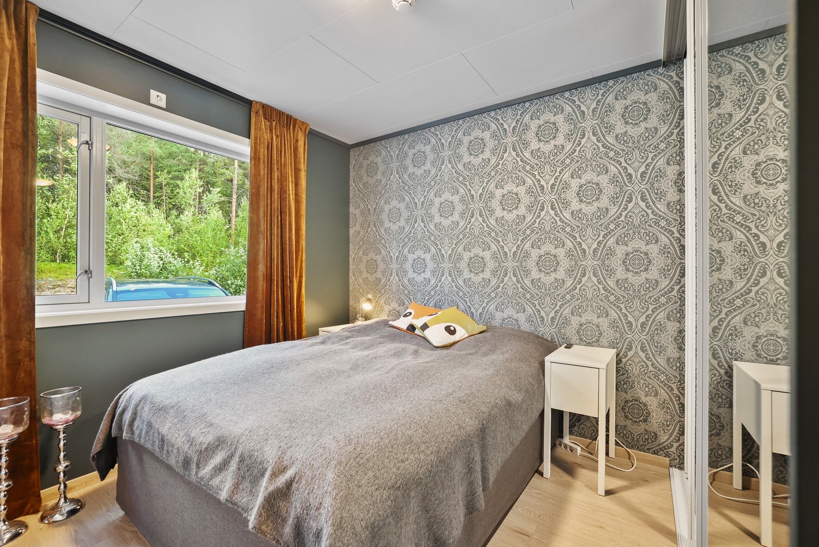 Soverommet har skyvedørsgarderobe og fint plass til dobbeltseng med tilhørende møblement. Galleribilde