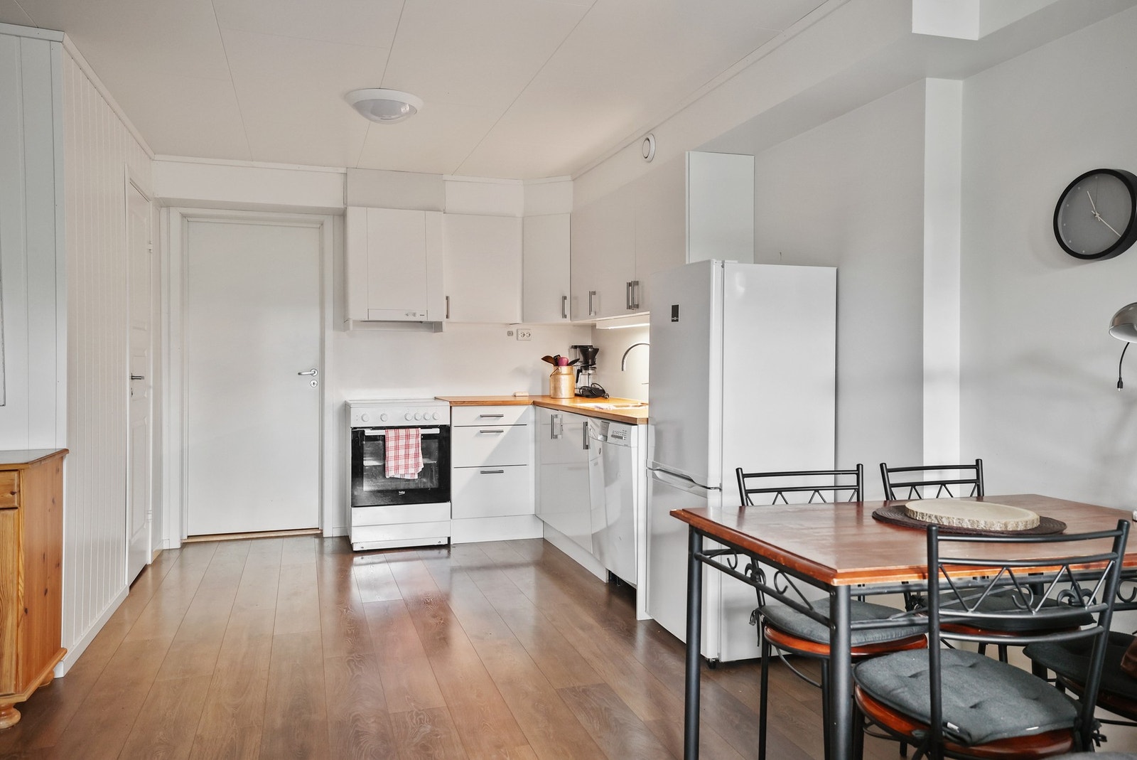 Kjøkkenet har en tidløs innredning med glatte fronter og benkeplate av laminat. Galleribilde