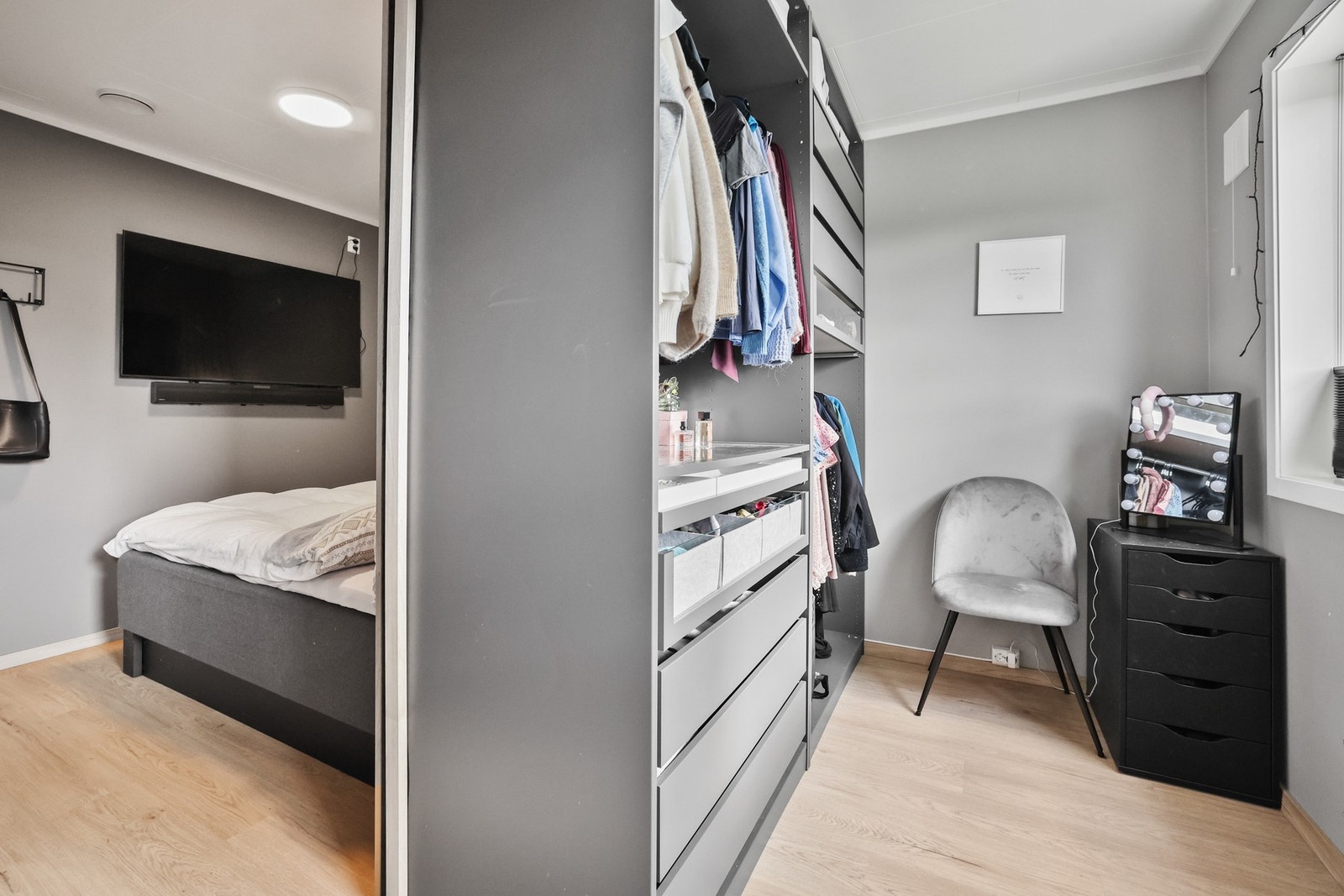 Èn sone med plass til dobbeltseng og diverse møblement og den andre med garderobe og gode oppbevaringsmuligheter. Galleribilde