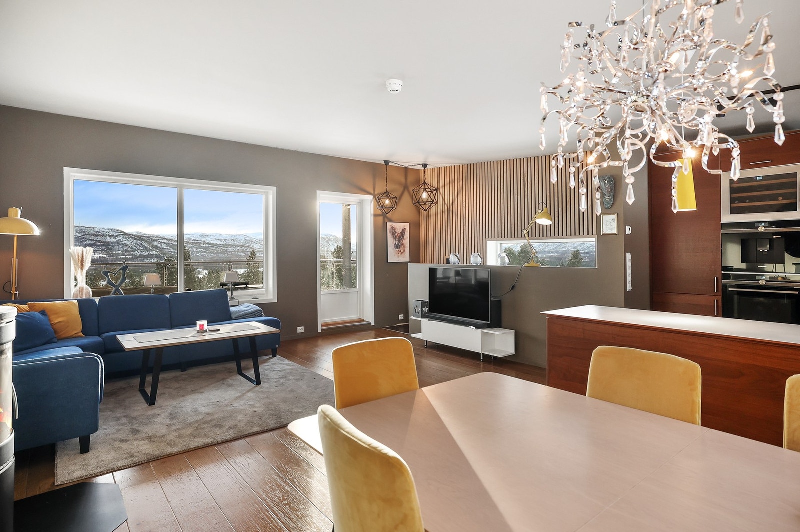 Stue og kjøkken er i boligens 2. etasje. Her er det også vedfyring for en hyggelig oppvarming på kaldere dager. Galleribilde