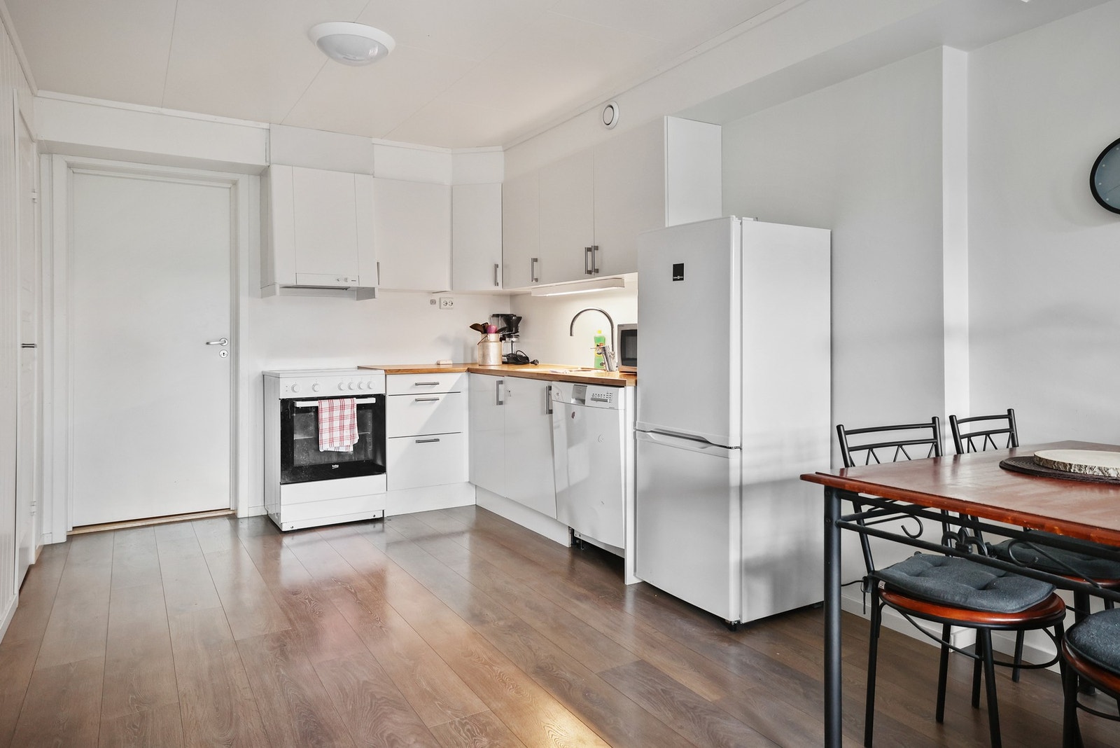 Mellom sture og kjøkken er det fint plass til bord med tilhørende stoler. Galleribilde