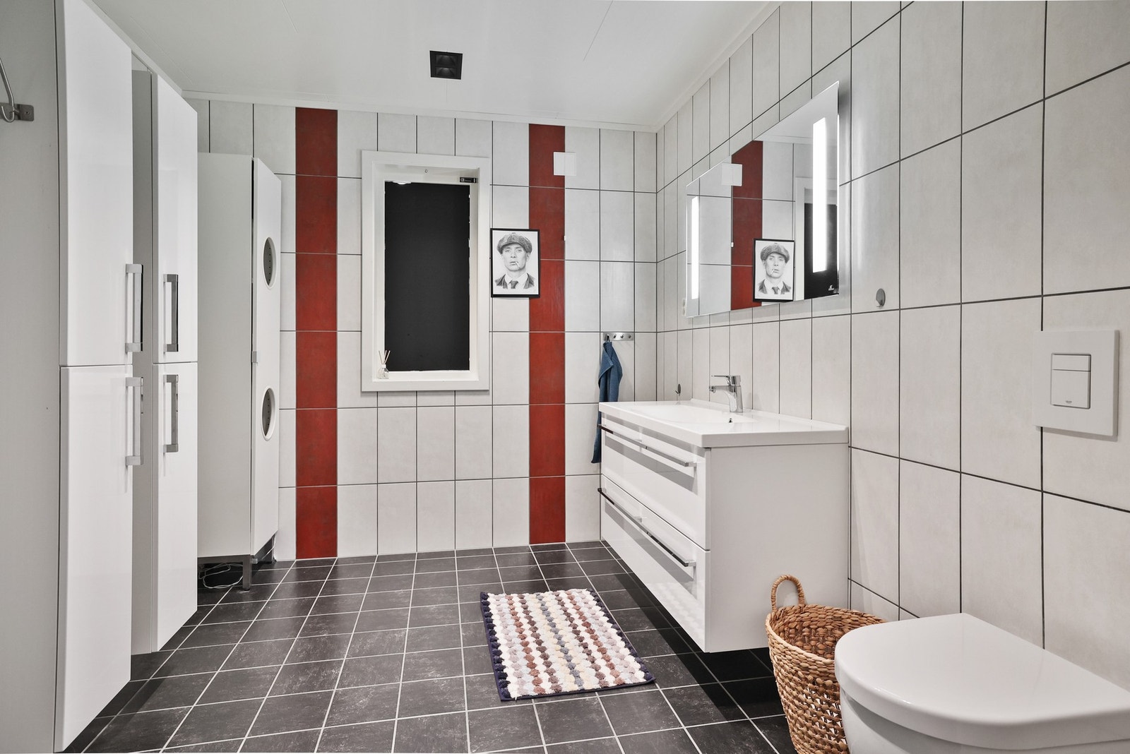 Badet har også vegghengt og gulvstående høyskap, dusjhjørne med dører, vegghengt dusjarmatur, innfelt regndusj i himling og vegghengt toalett. Galleribilde