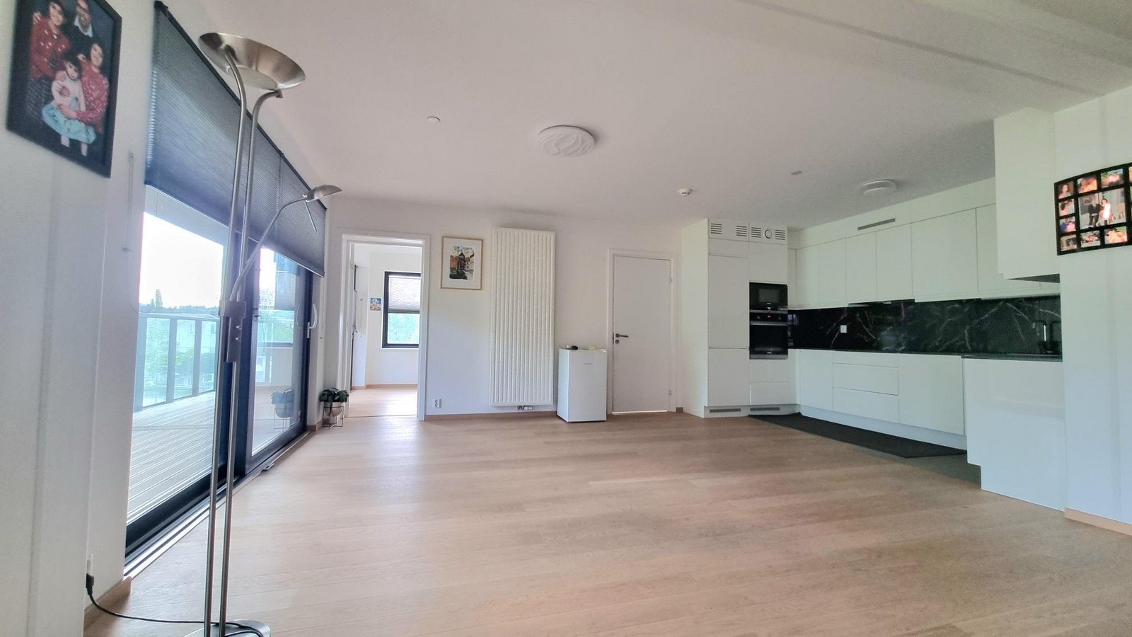 Åpent kjøkken med god plass til hele familien rundt spisebordet Galleribilde