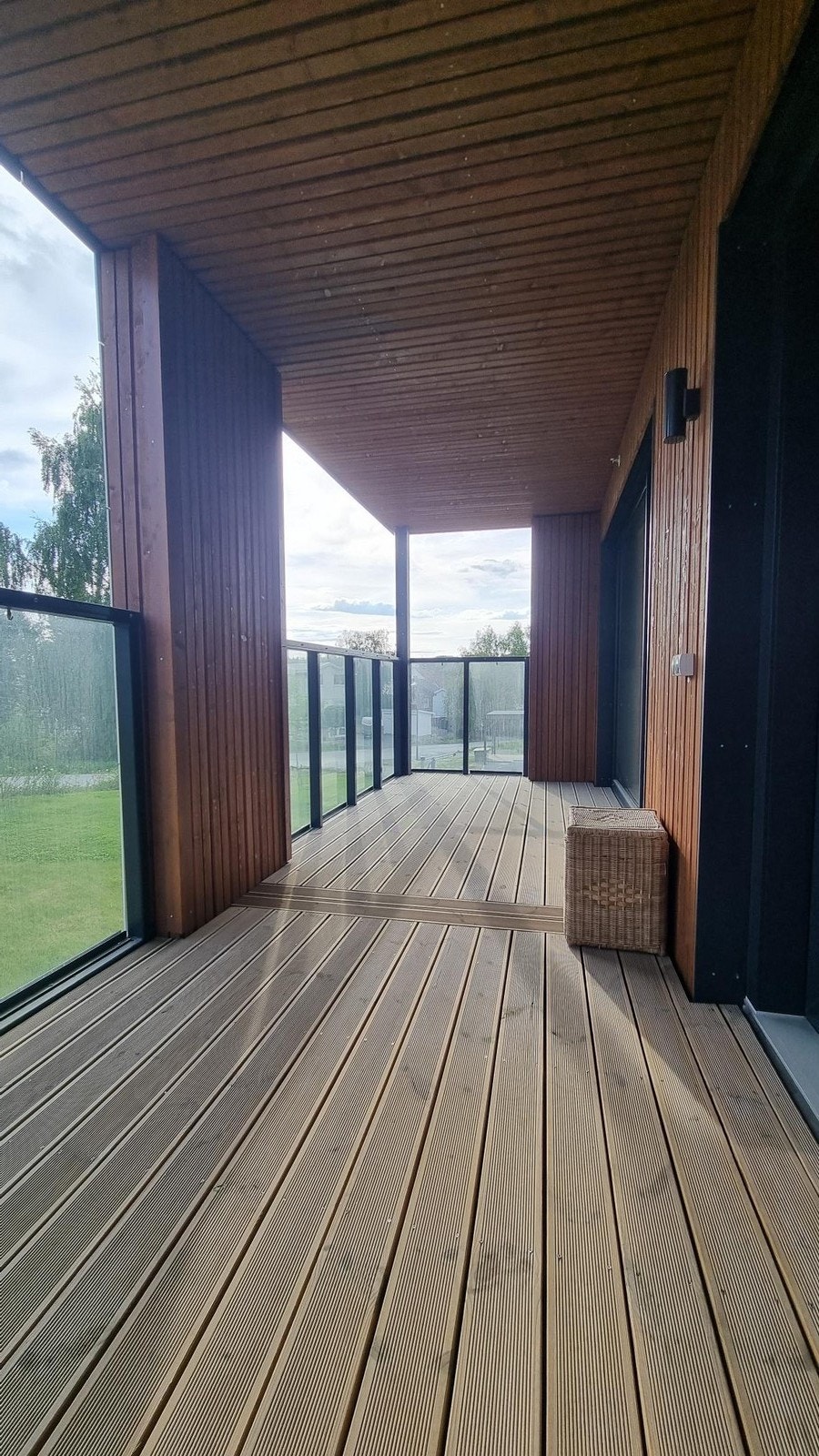 Den andre uteplassen har utsikt mot sameiets lekeplass Galleribilde