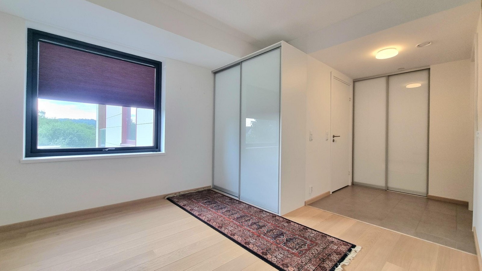 Hovedsoverom med mye garderobeplass og privat bad og vaskerom Galleribilde