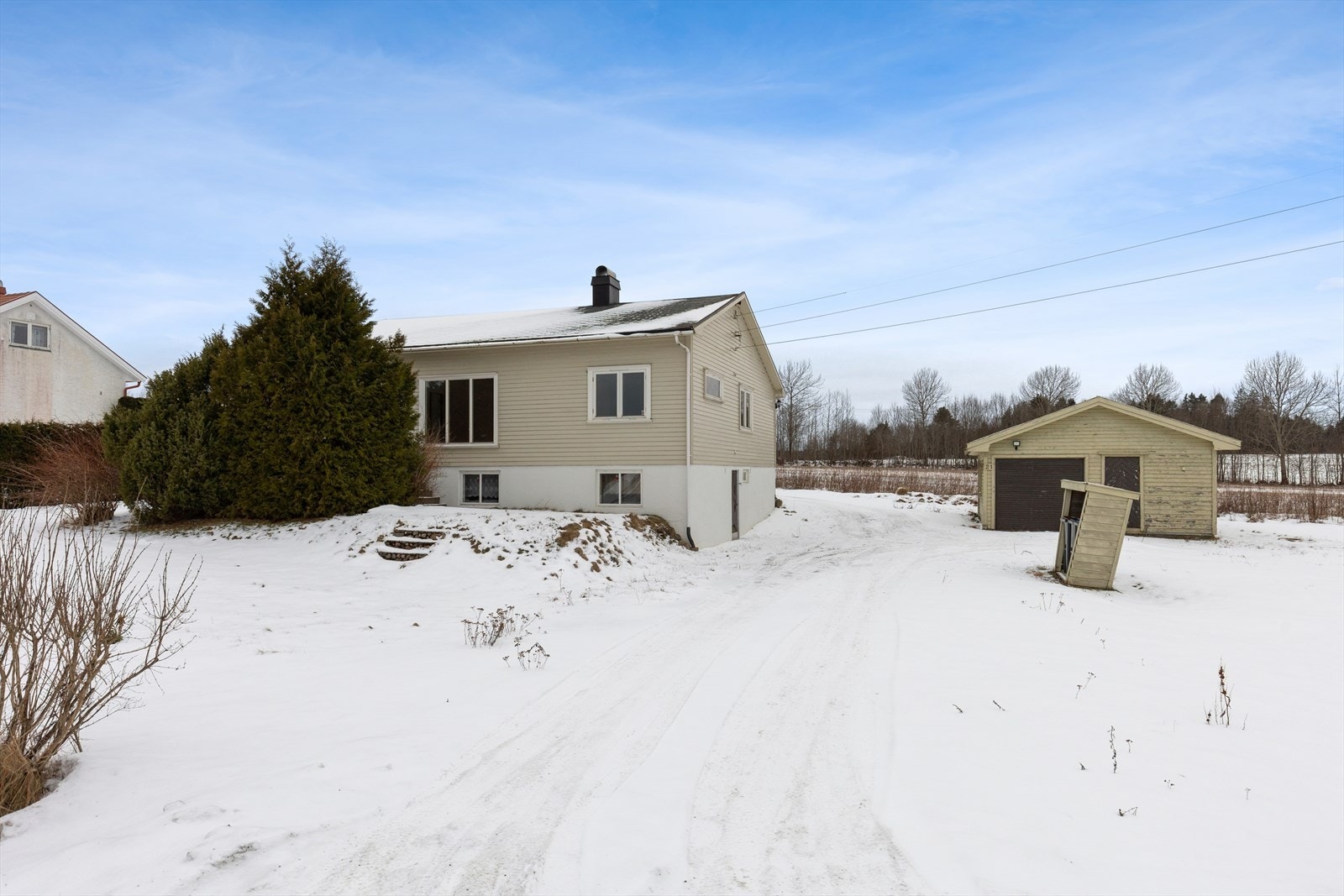 Enebolig/garasje er modent for oppdatering. Galleribilde