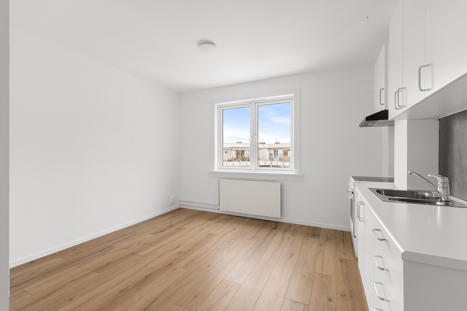 Gulvet er belagt med pent laminat som gir et moderne uttrykk. Galleribilde